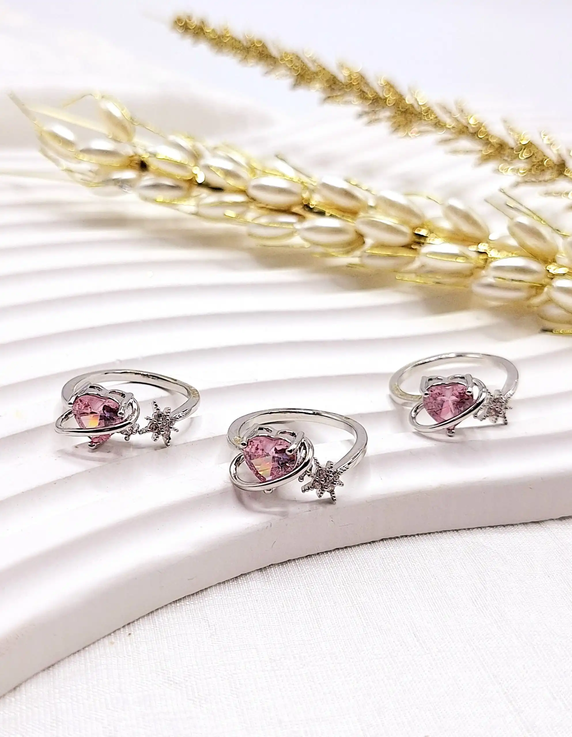 انگشتر پینترستی طرح قلب صورتی و سیارات