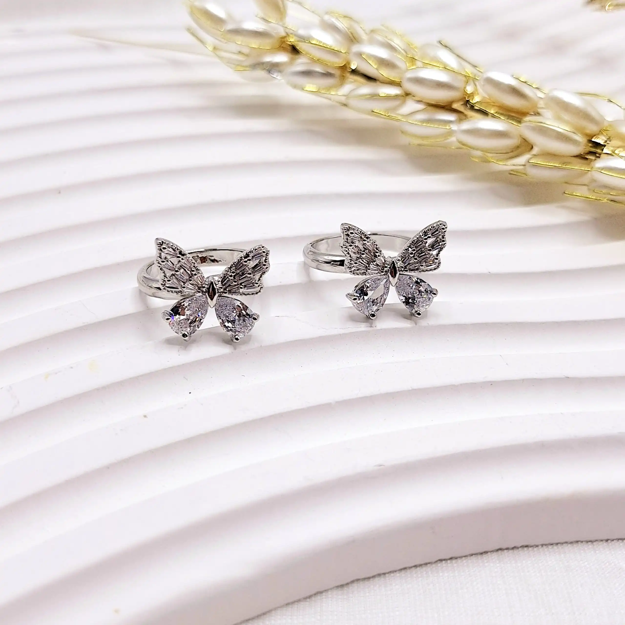 انگشتر پینترستی طرح پروانه ای کریستالی