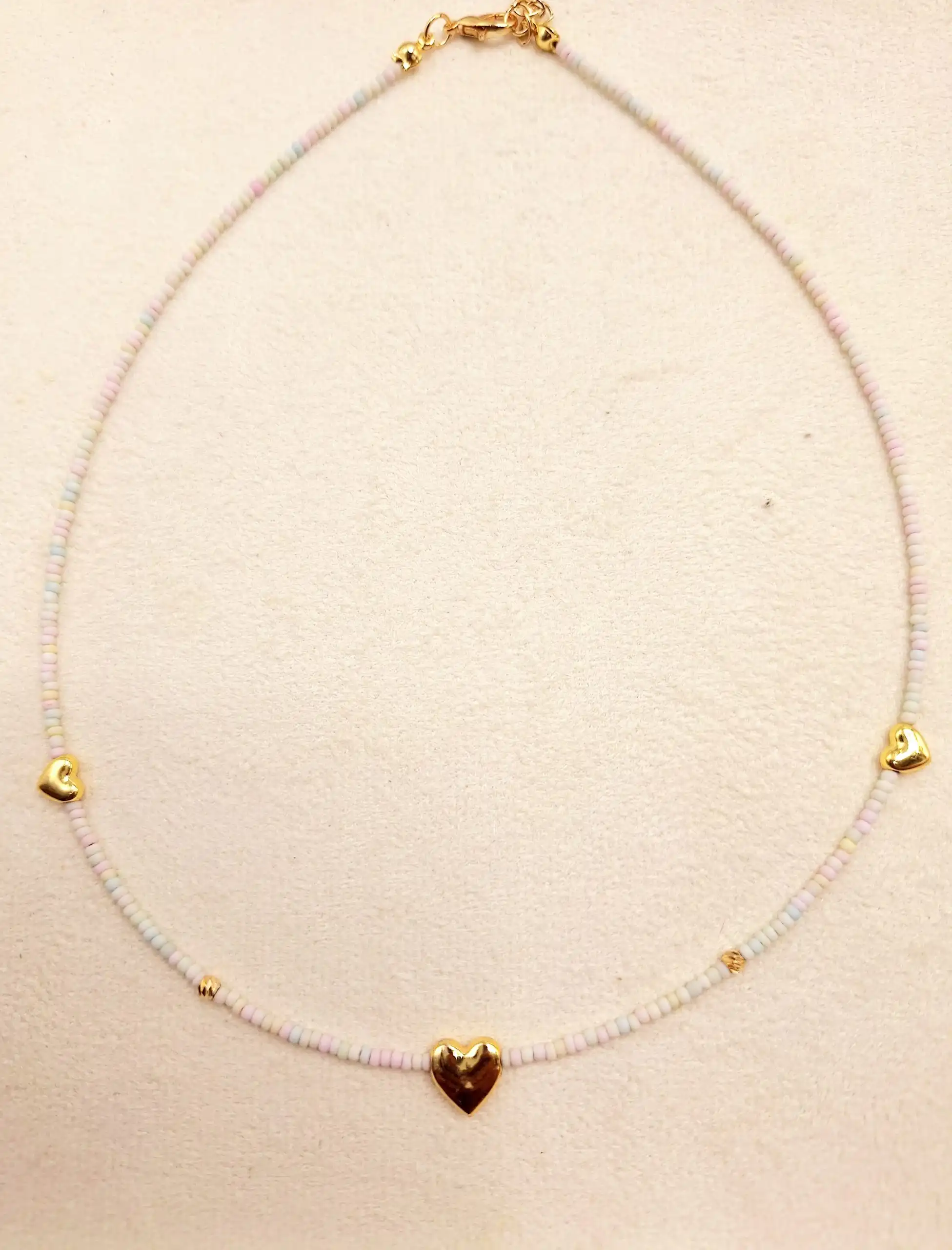 گردنبند تابستونی مهره ای با آویز قلب طلایی