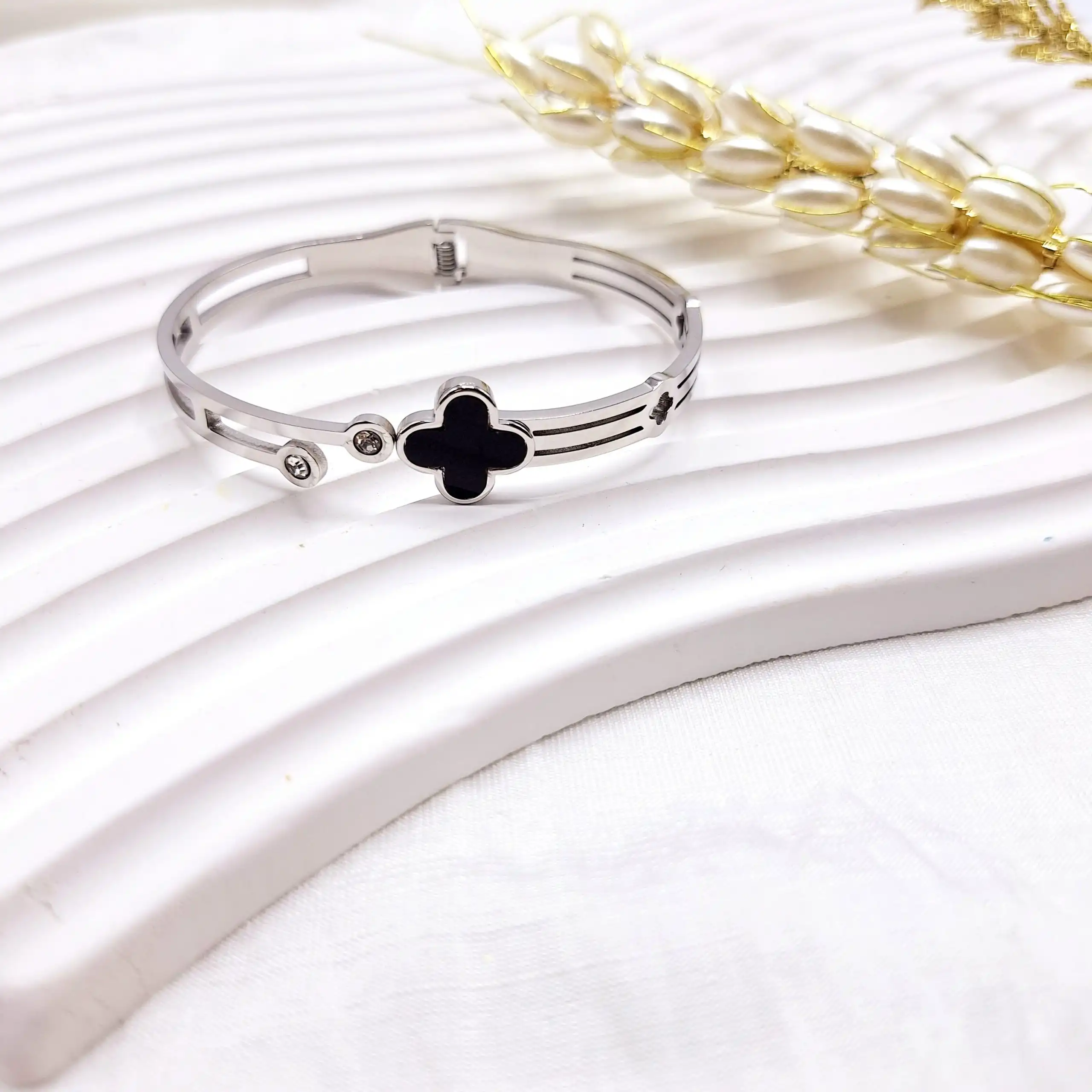 دستبند نقره ای شاخه ای طرح ونکلیف مشکی