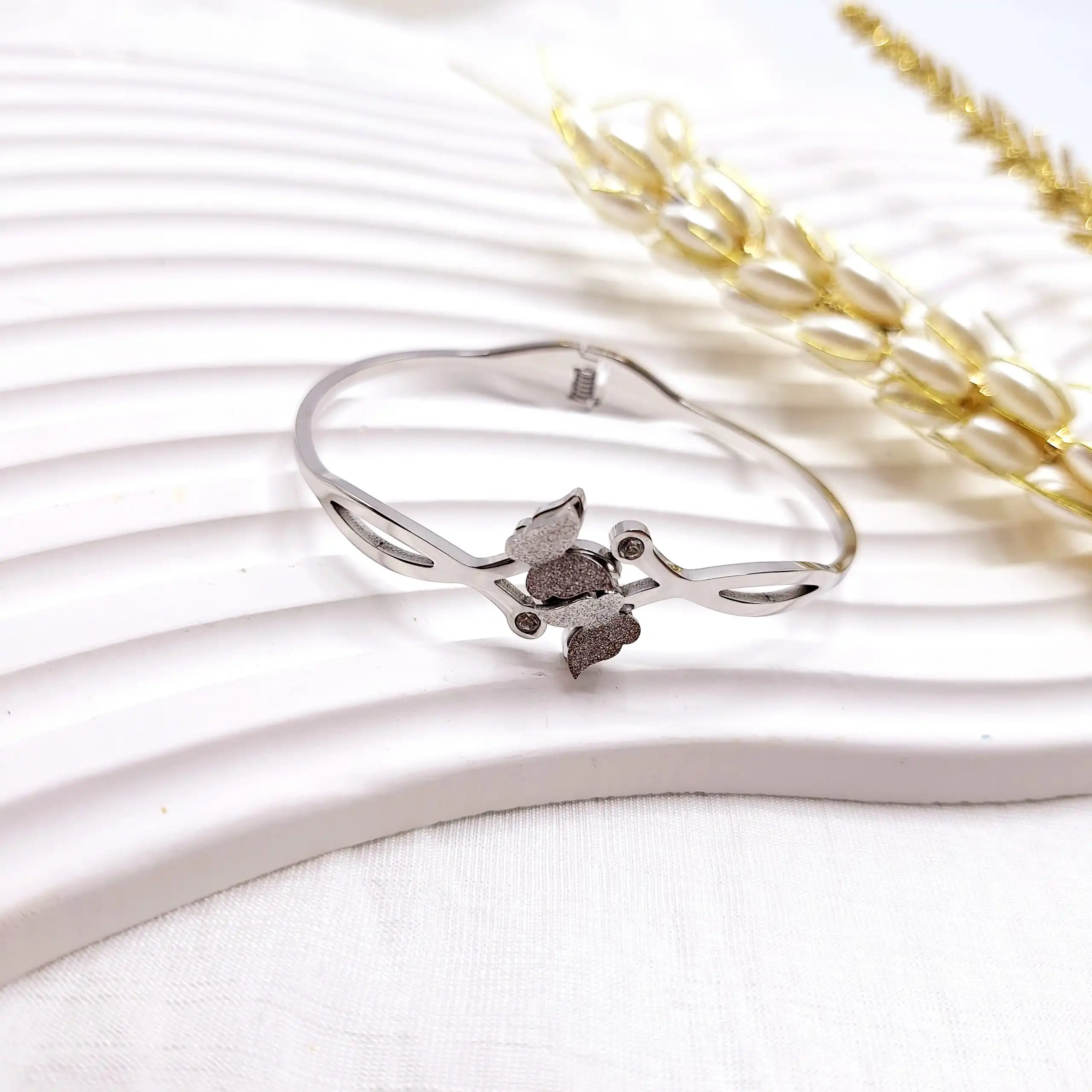 دستبند نقره ای شاخه ای طرح دو پروانه