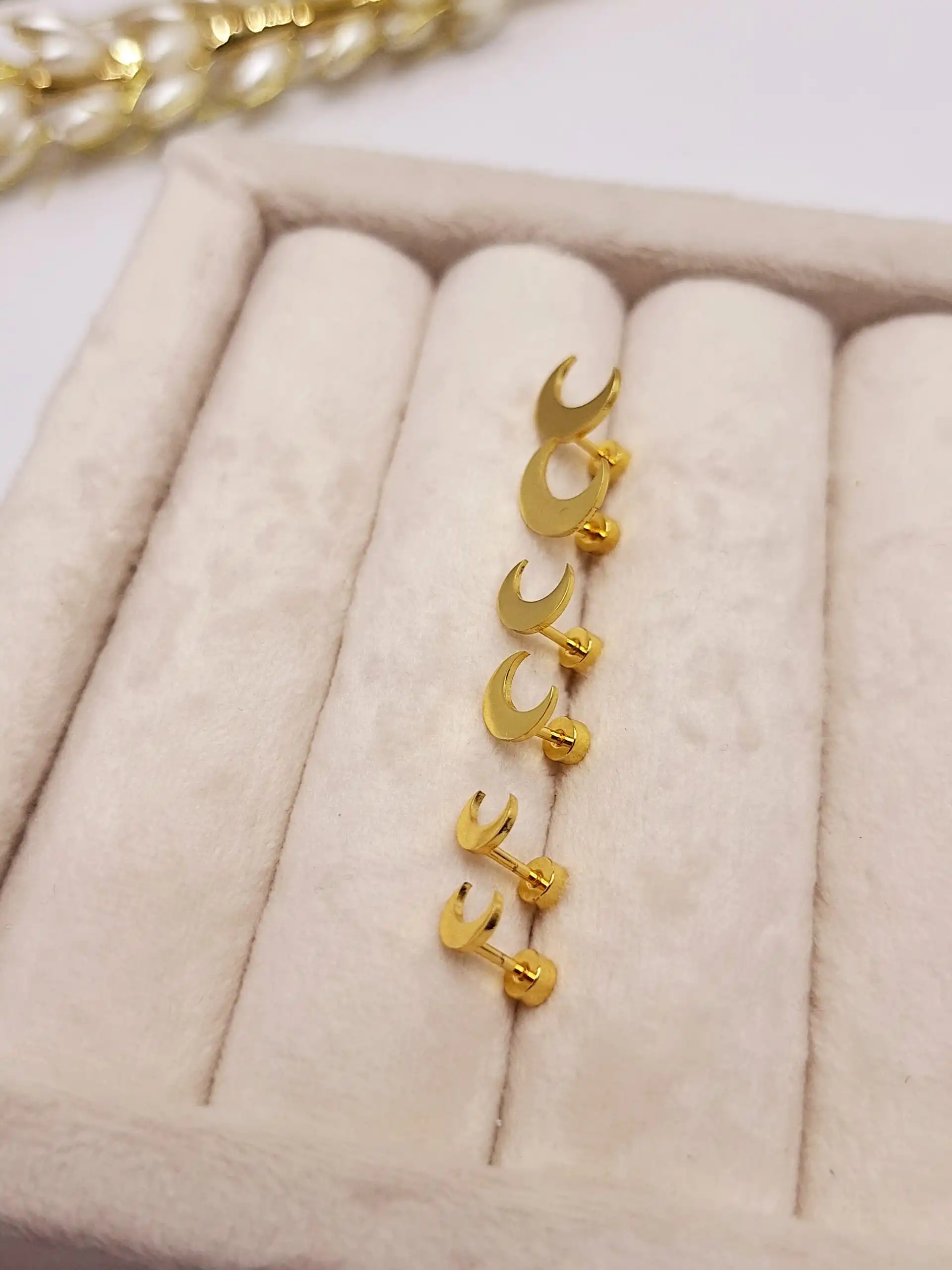 گوشواره میخی طرح ماه طلایی استیل