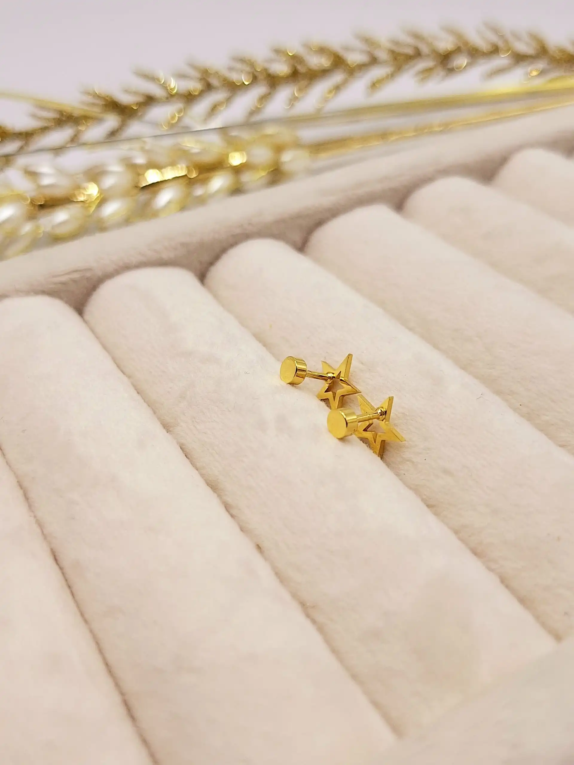 گوشواره میخی طرح ستاره طلایی استیل