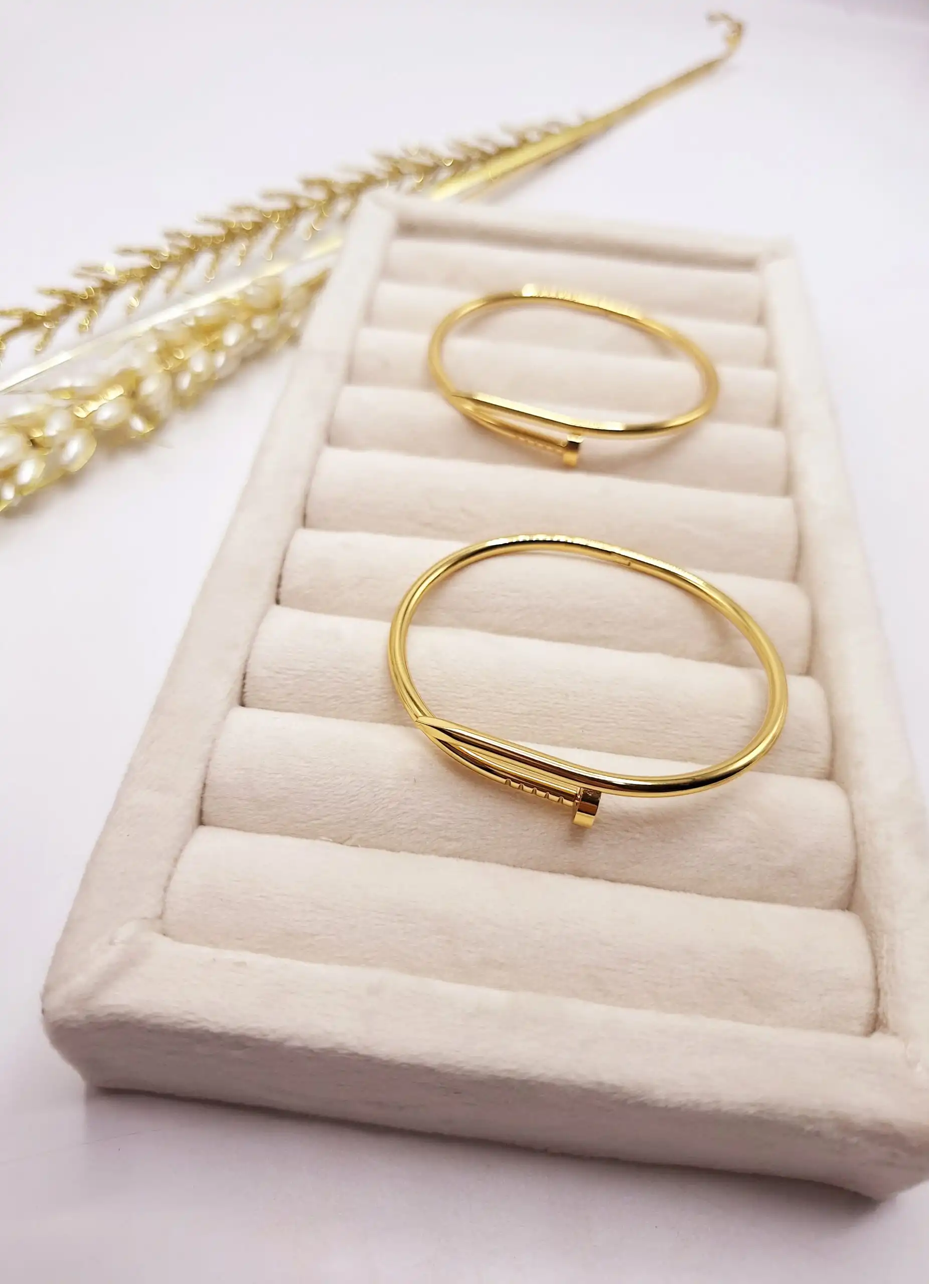 دستبند پرطرفدار میخی طلایی