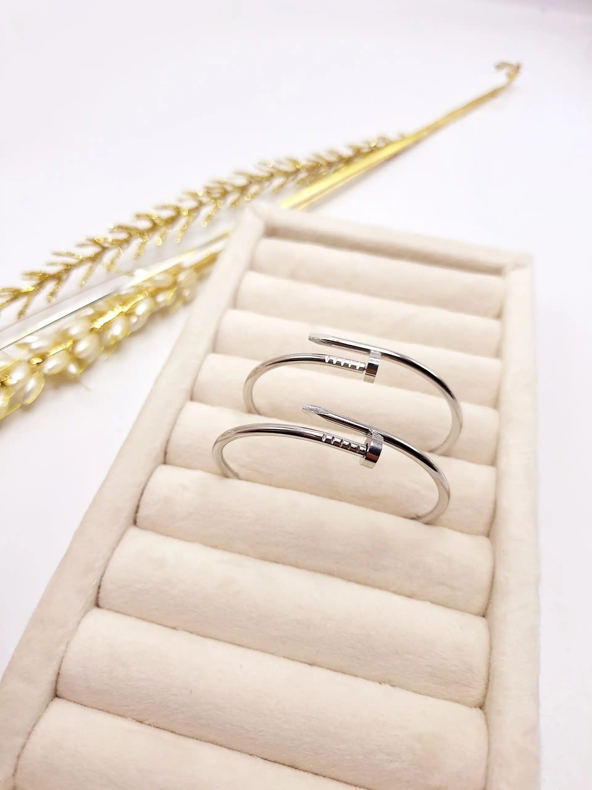 دستبند پرطرفدار میخی نقره ای