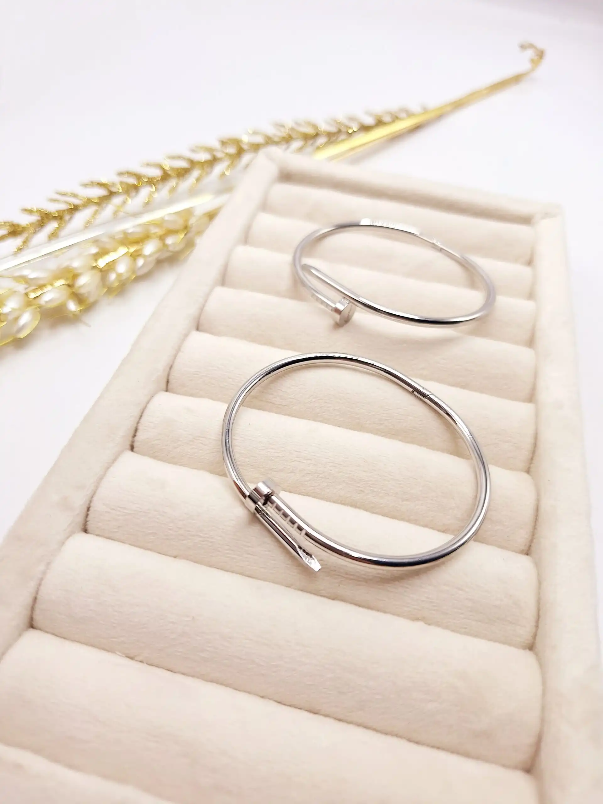 دستبند پرطرفدار میخی نقره ای