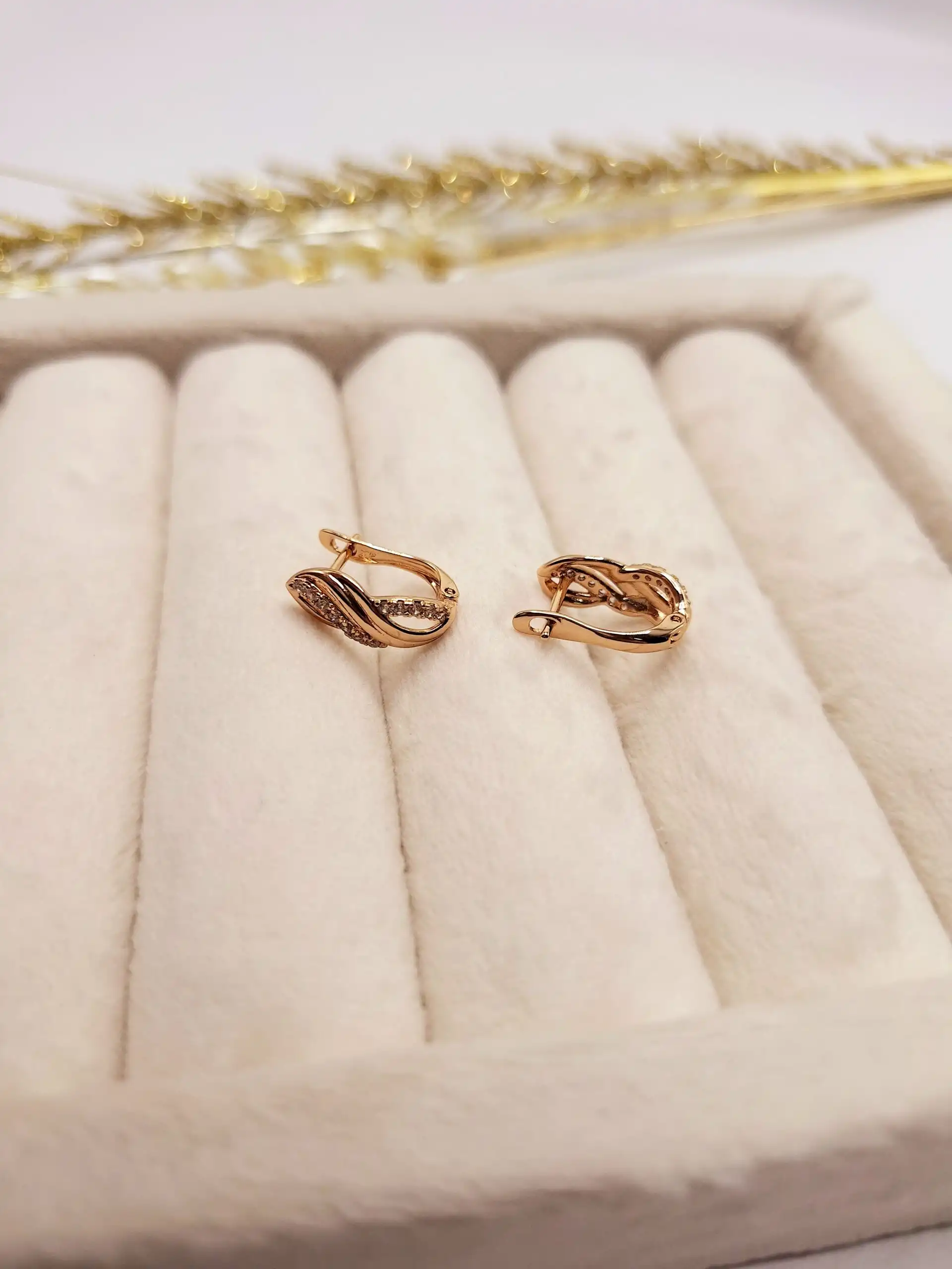 گوشواره طلایی طرح پیچی نگین دار برند ژوپینگ