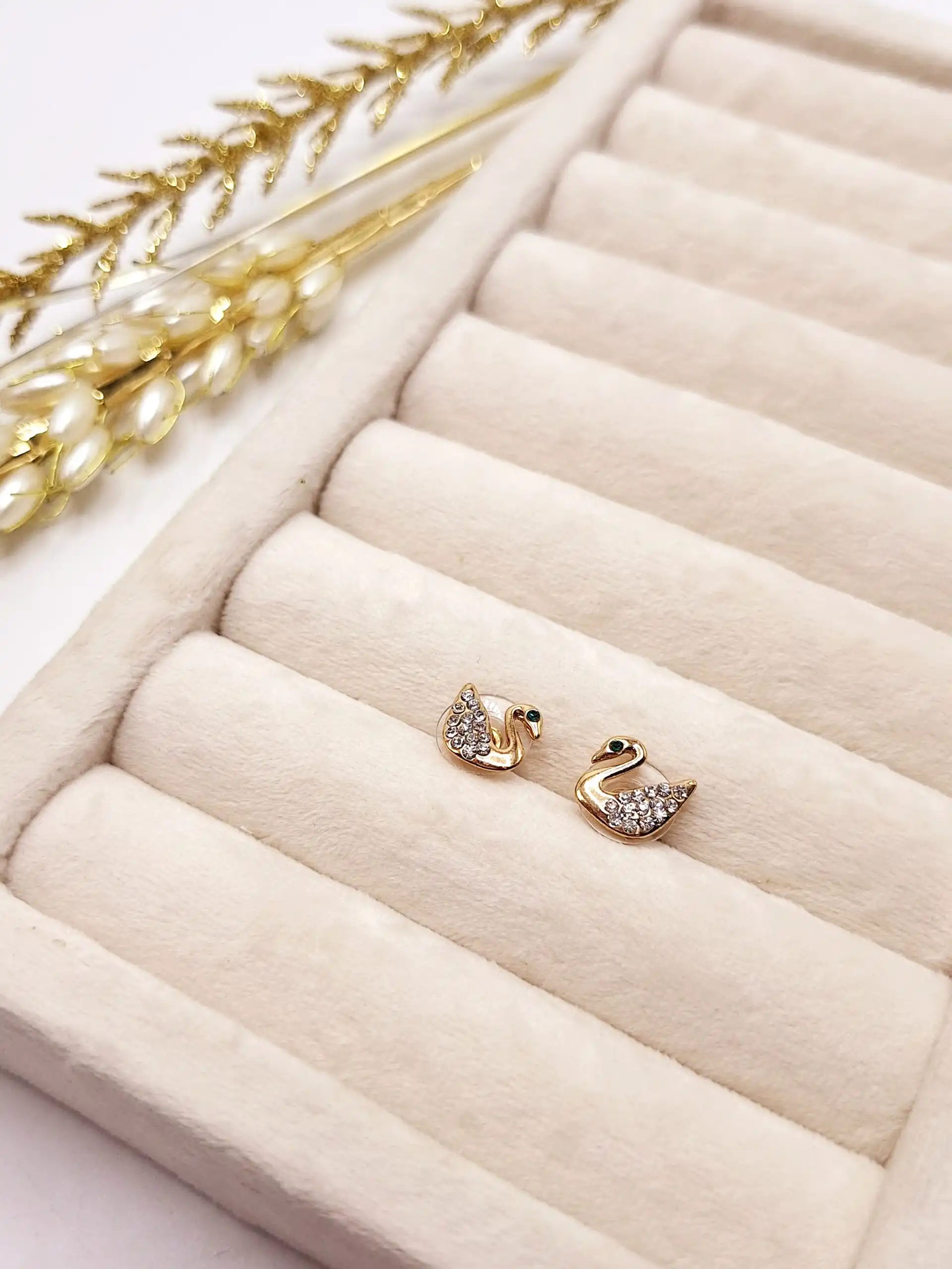 گوشواره میخی نگینی طرح قو برند ژوپینگ