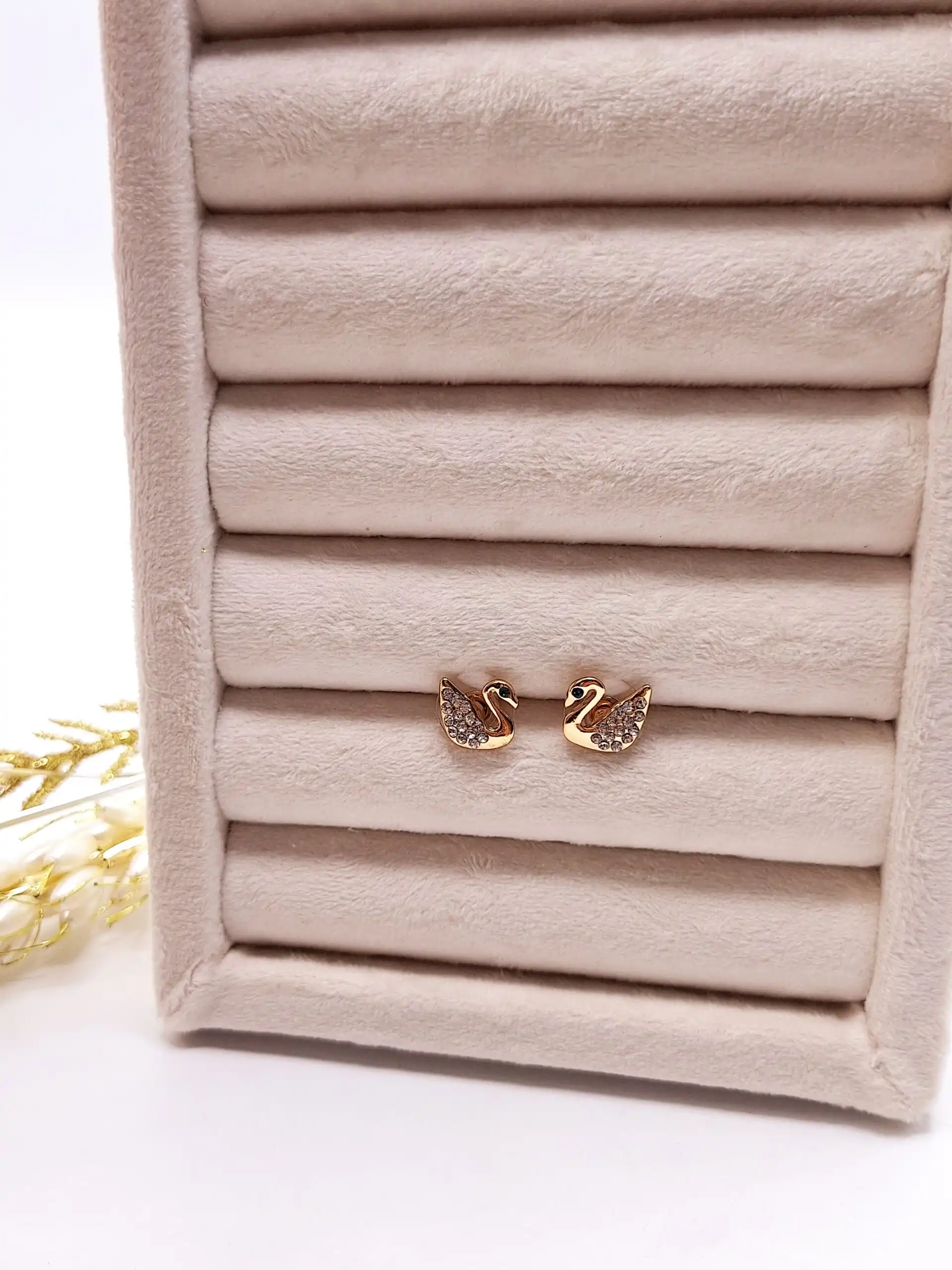 گوشواره میخی نگینی طرح قو برند ژوپینگ