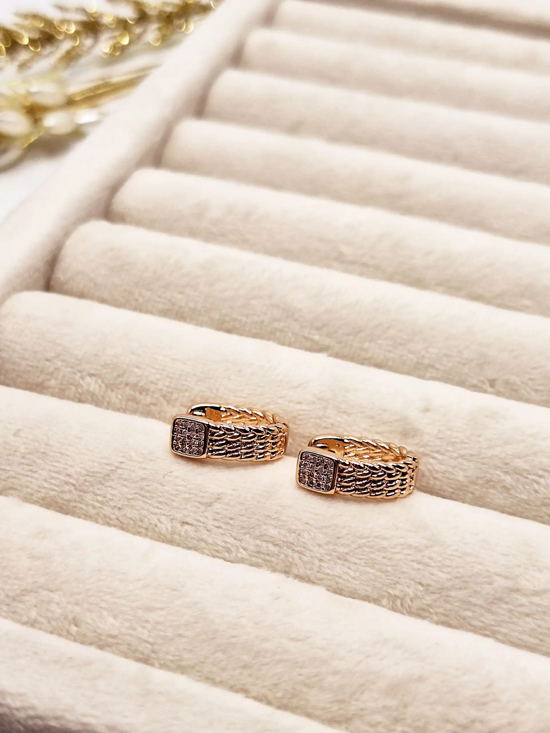 گوشواره طلایی طرح بافت نگینی برند ژوپینگ