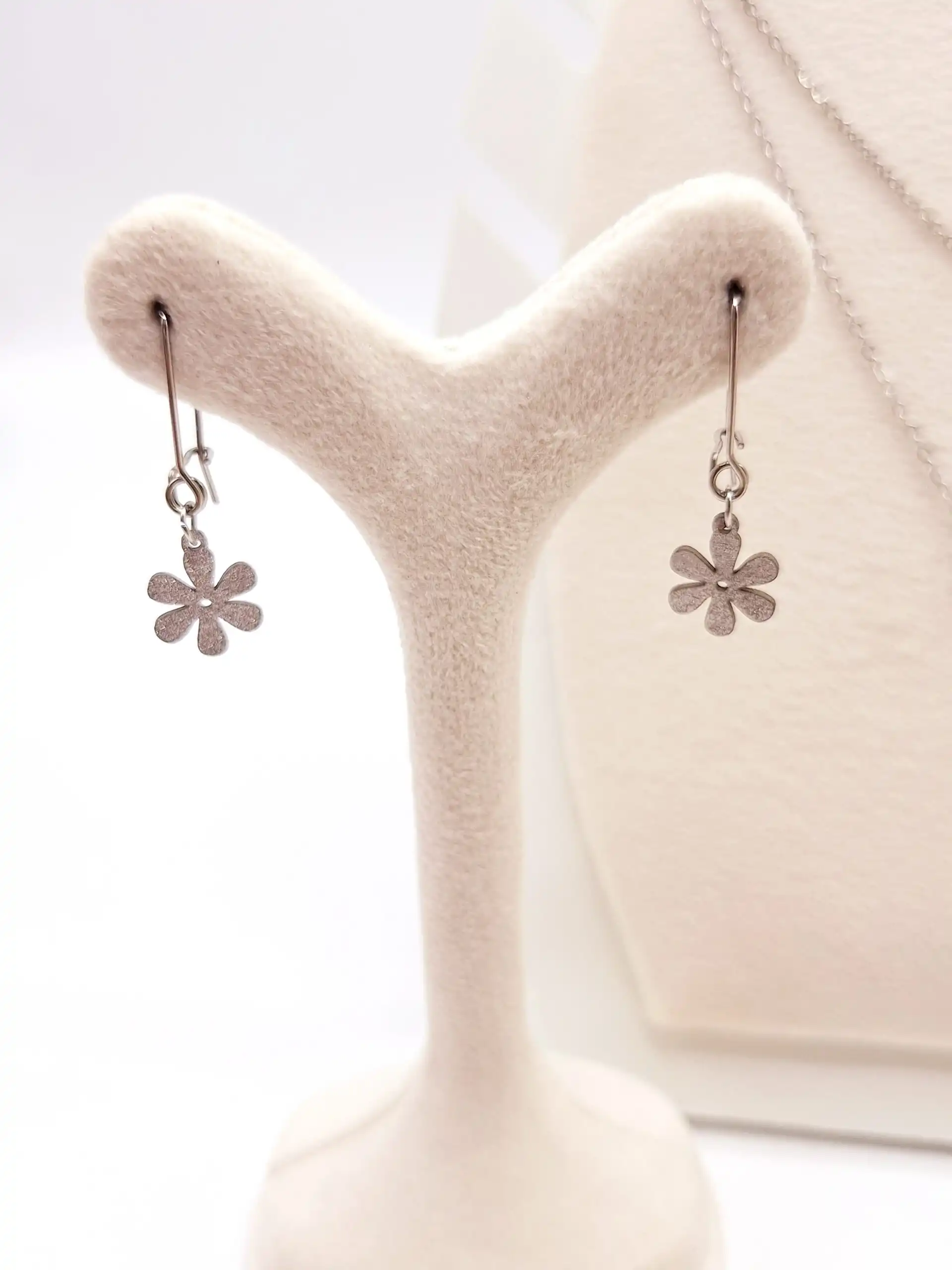 نیم ست دو لاین طرح گل مخرج کاری شده استیل