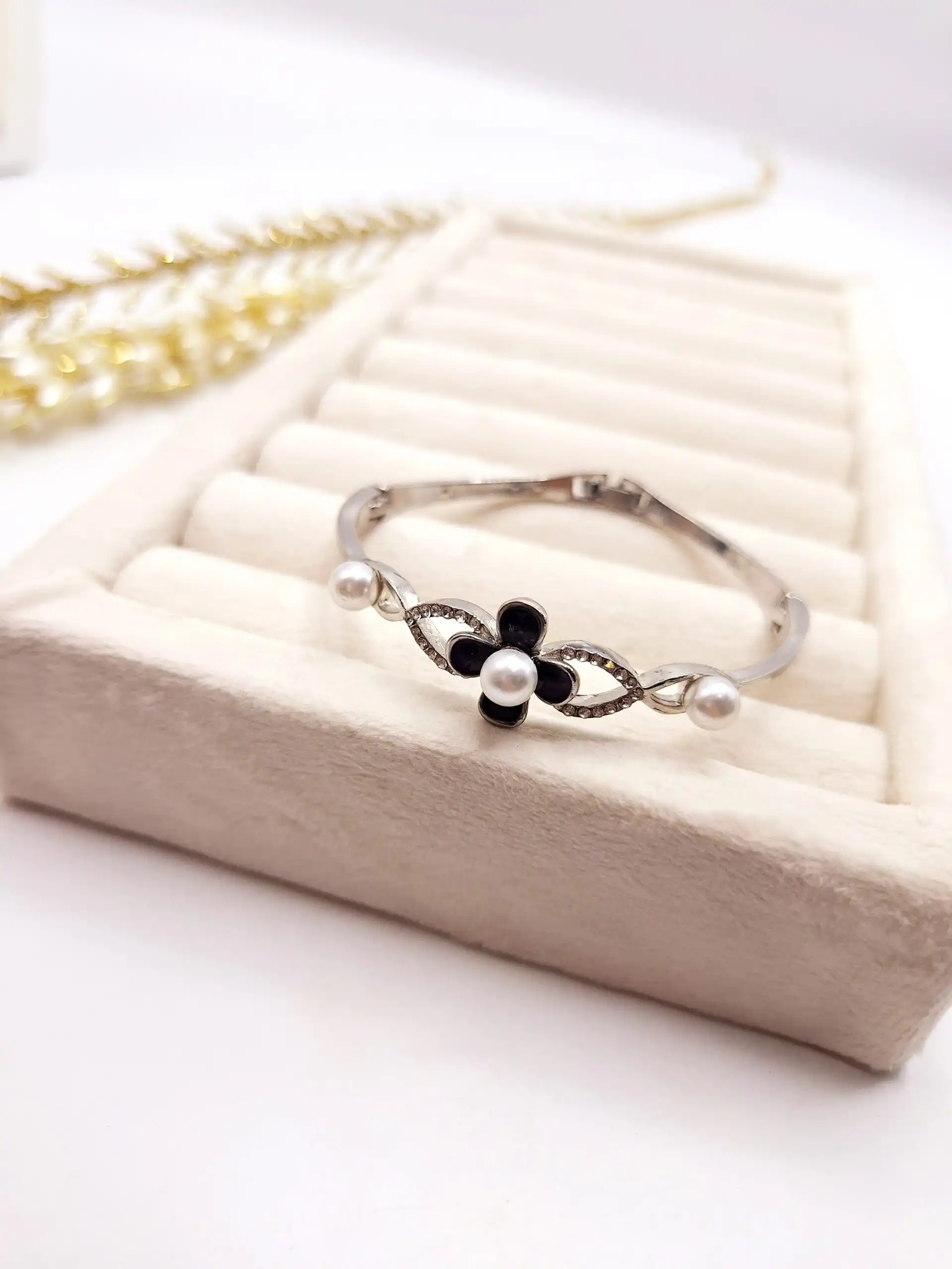 دستبند دخترانه گل مرواریدی نقره ای