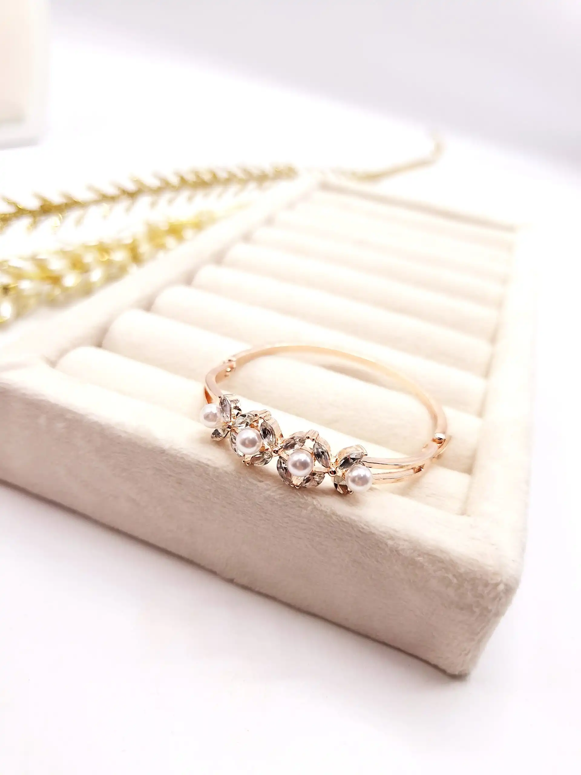 دستبند دخترانه پروانه مرواریدی طلایی