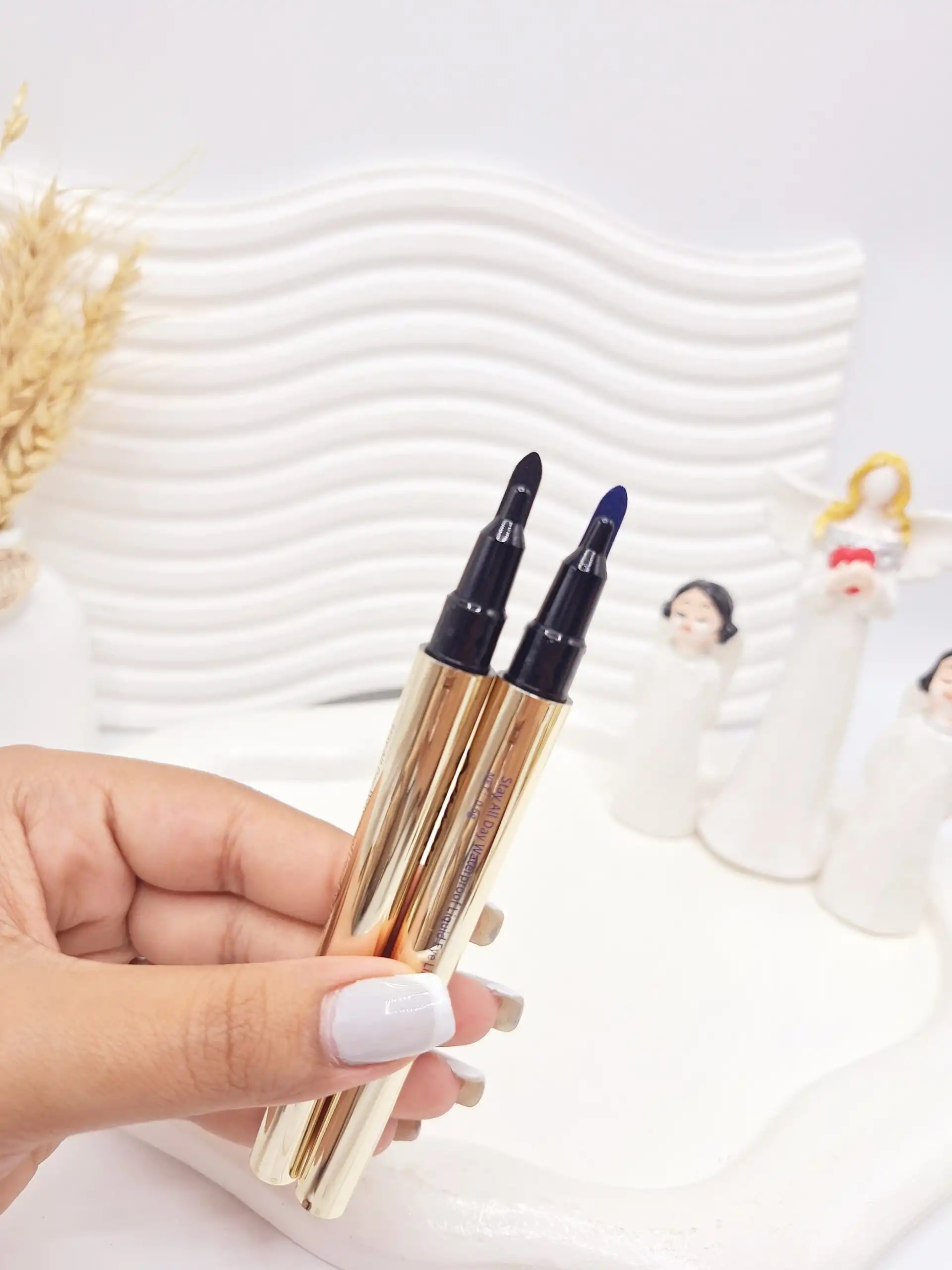 خط چشم مایع آبی و مشکی CKNGN کد 0106