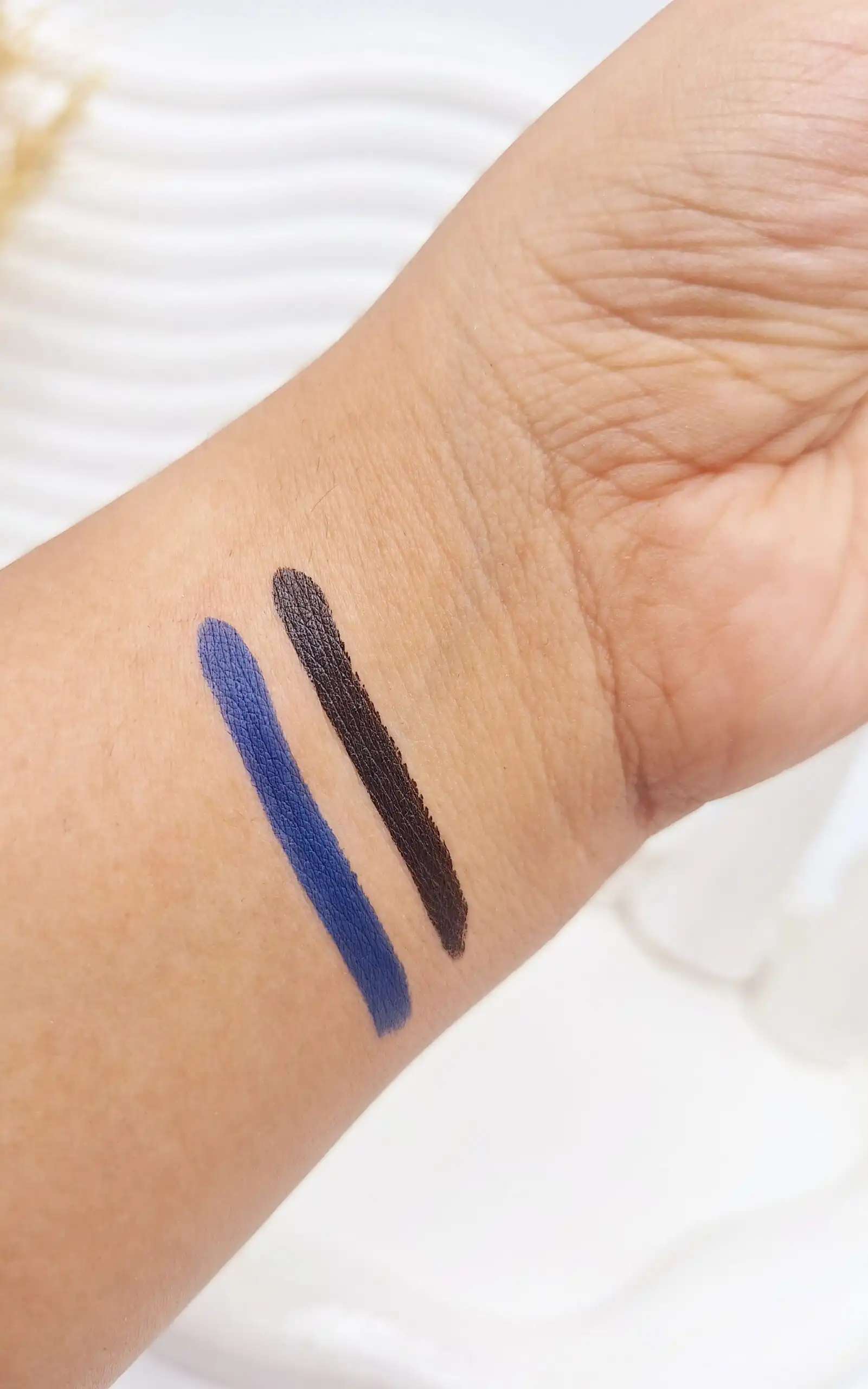 خط چشم مایع آبی و مشکی CKNGN کد 0106