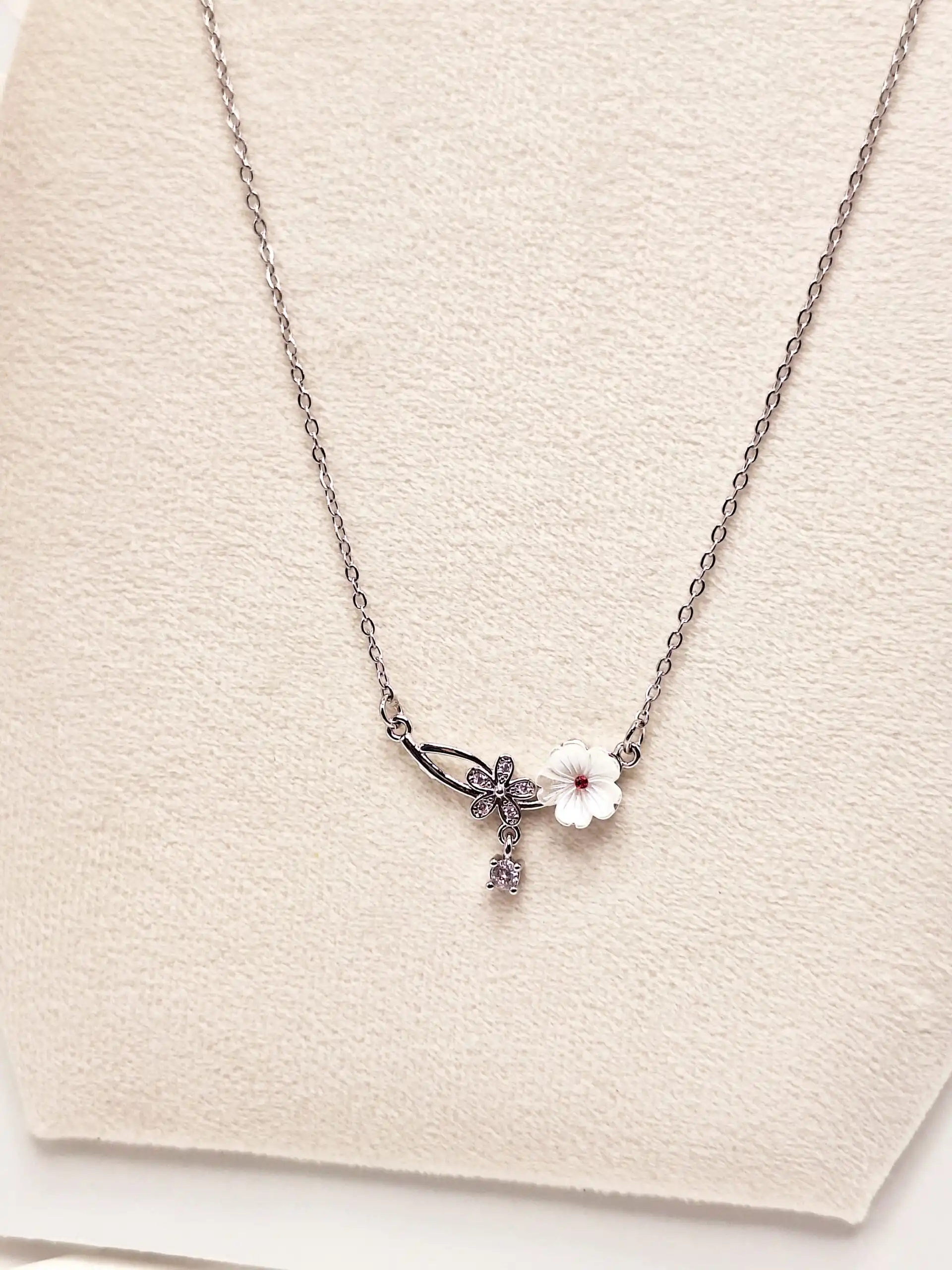 گردنبند آویز گل سفید استیل