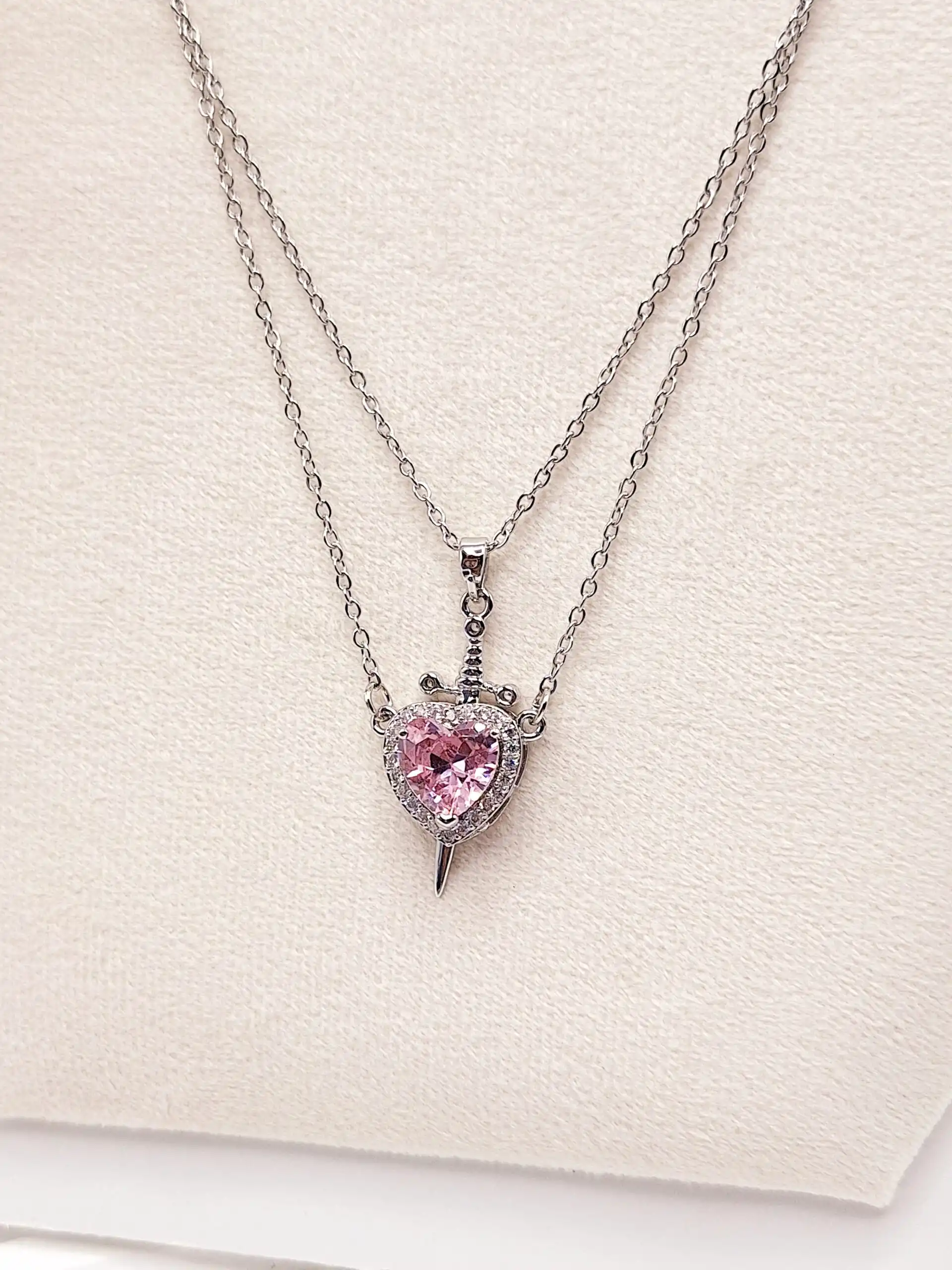 گردنبند پینترستی طرح قلب و شمشیر (رنگ صورتی )