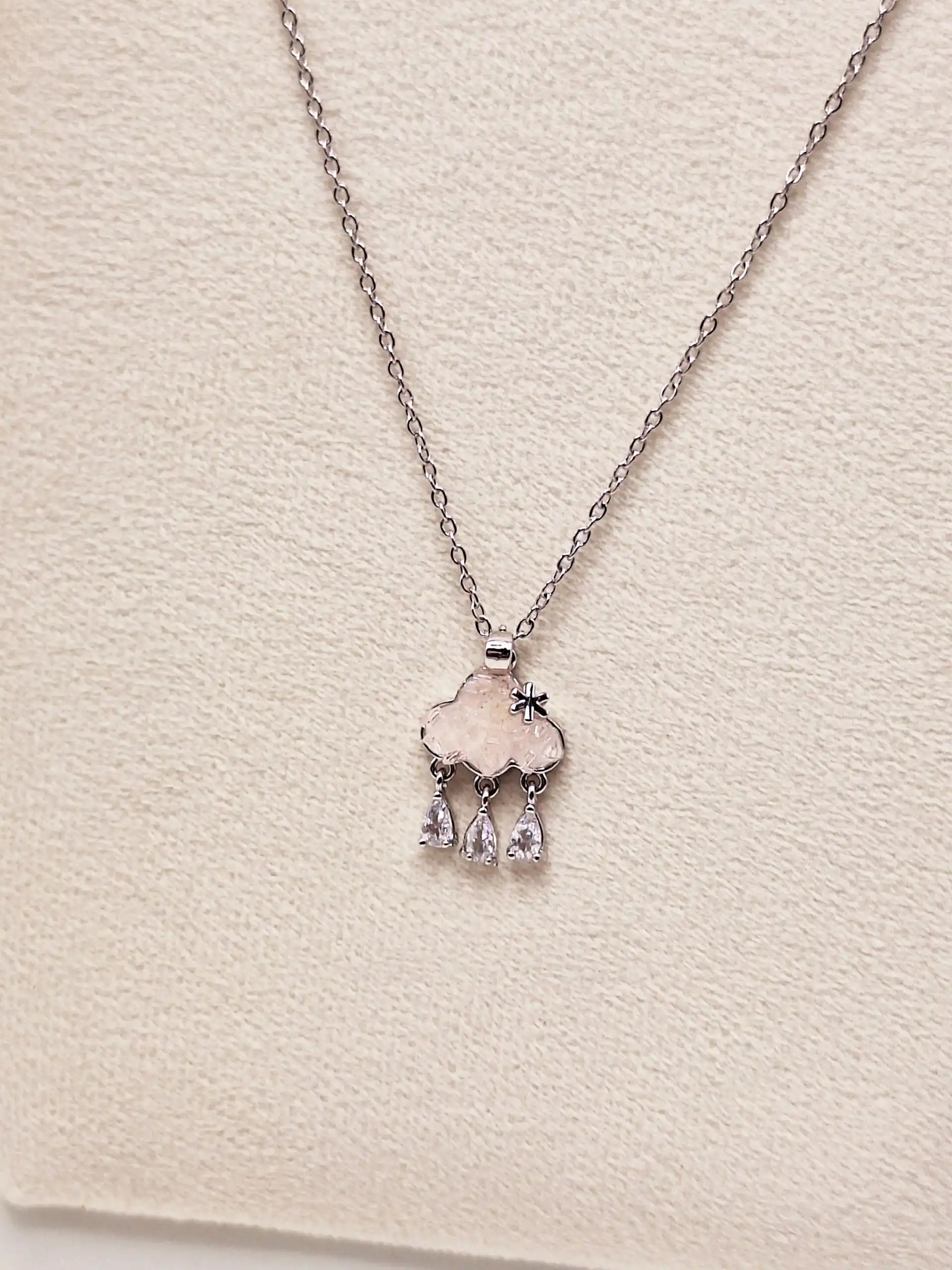 گردنبند پینترستی ابر بارانی صورتی