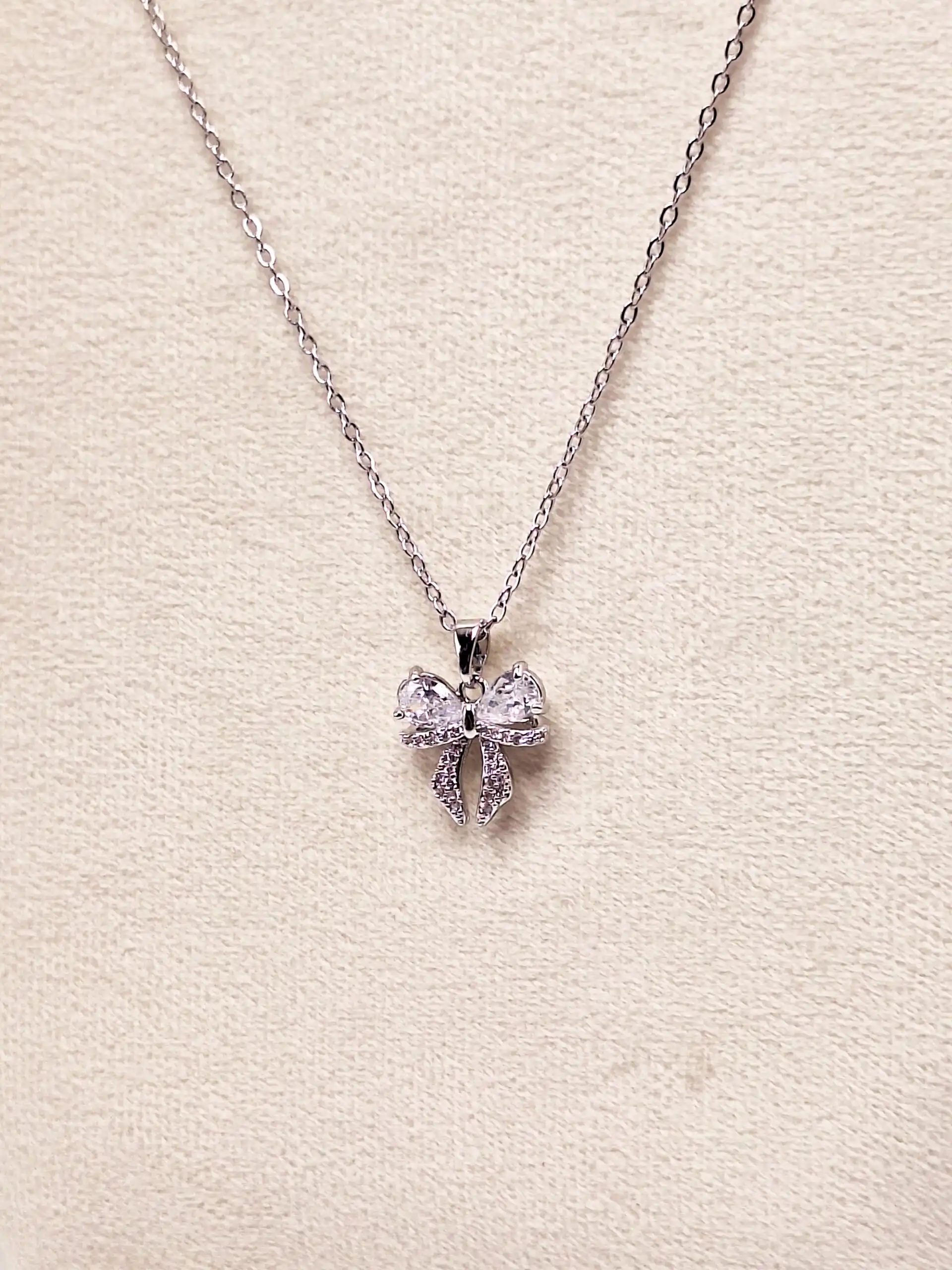 گردنبند پینترستی پاپیونی نگین دار