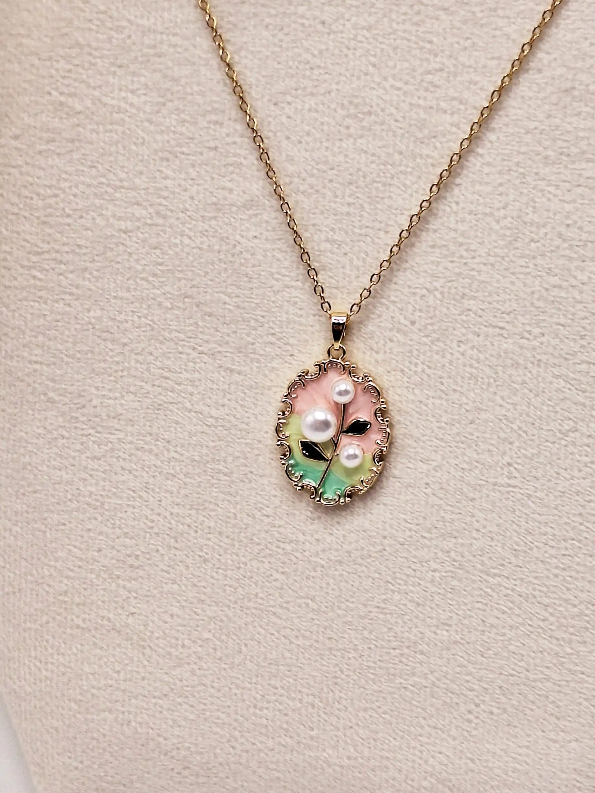 گردنبند میناکاری طرح قاب مراوریدی سفید و صورتی