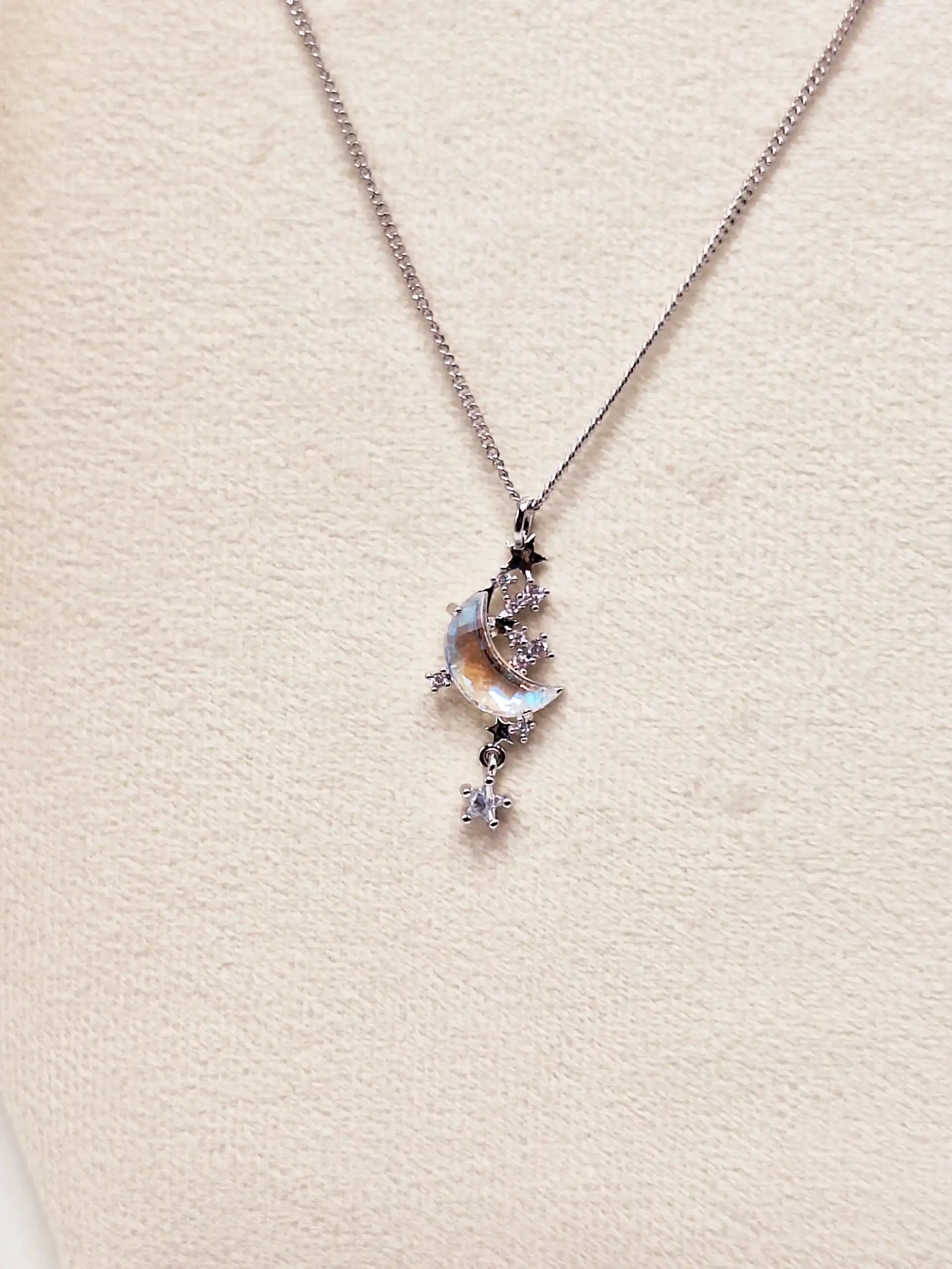 گردنبند پینترستی ماه و ستاره اوپال شاینی