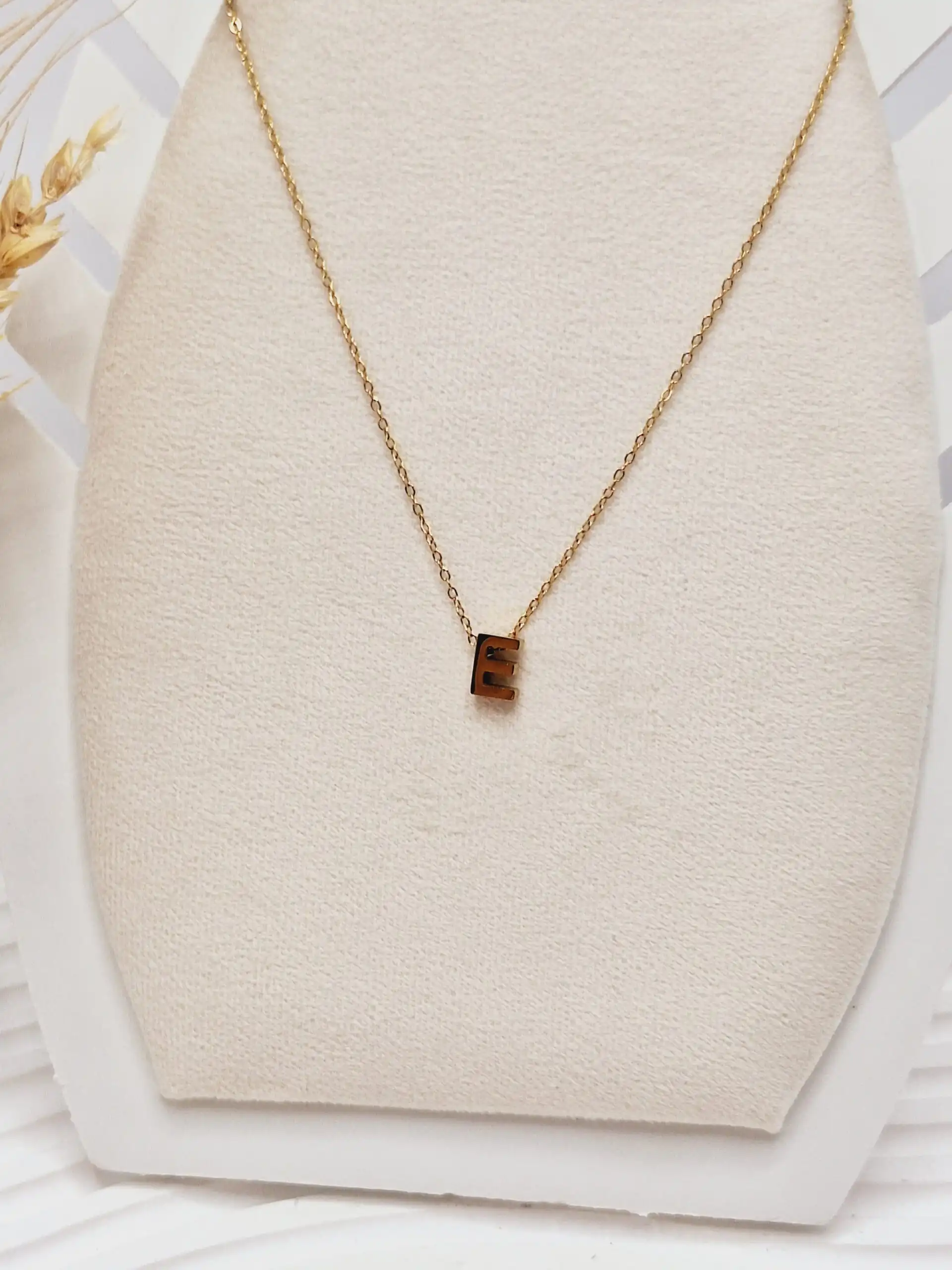 گردنبند حروف E رنگ طلایی