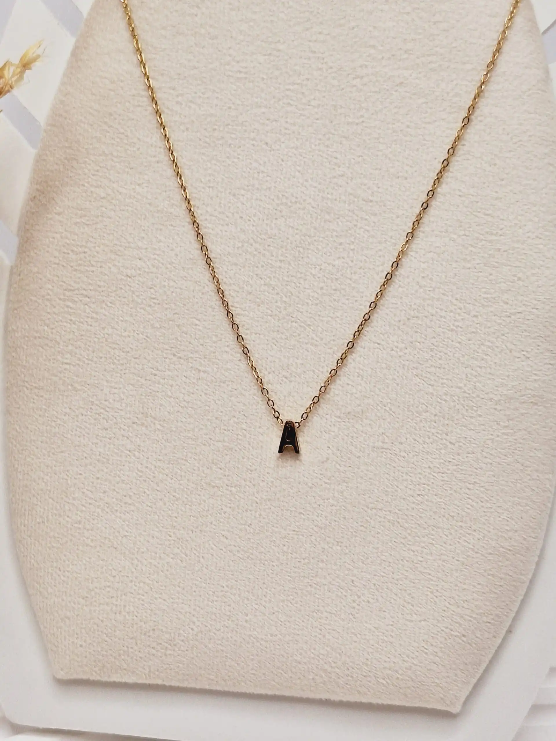 گردنبند حروف A رنگ طلایی