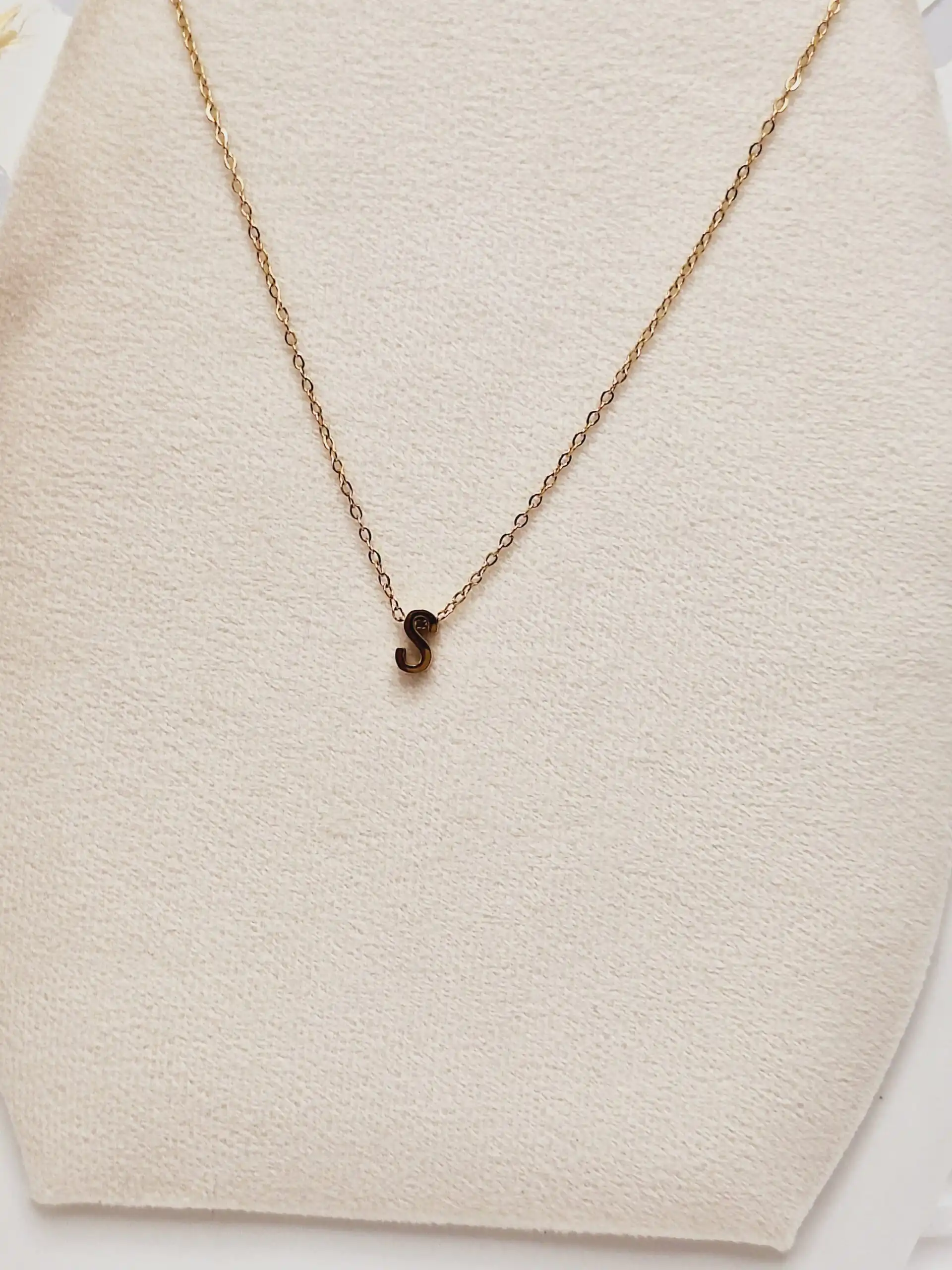 گردنبند حروف s کوچک رنگ طلایی