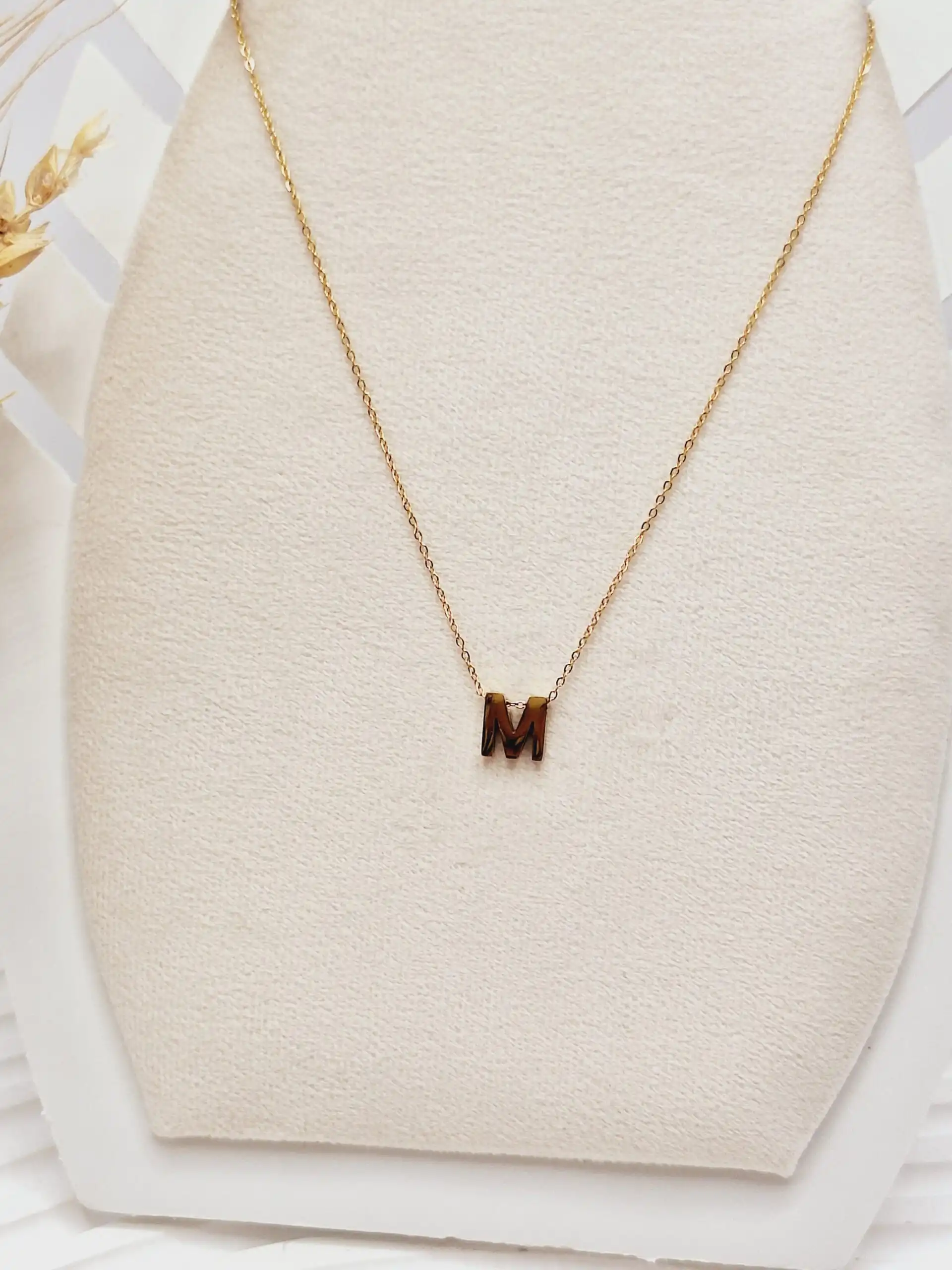 گردنبند حروف M رنگ طلایی