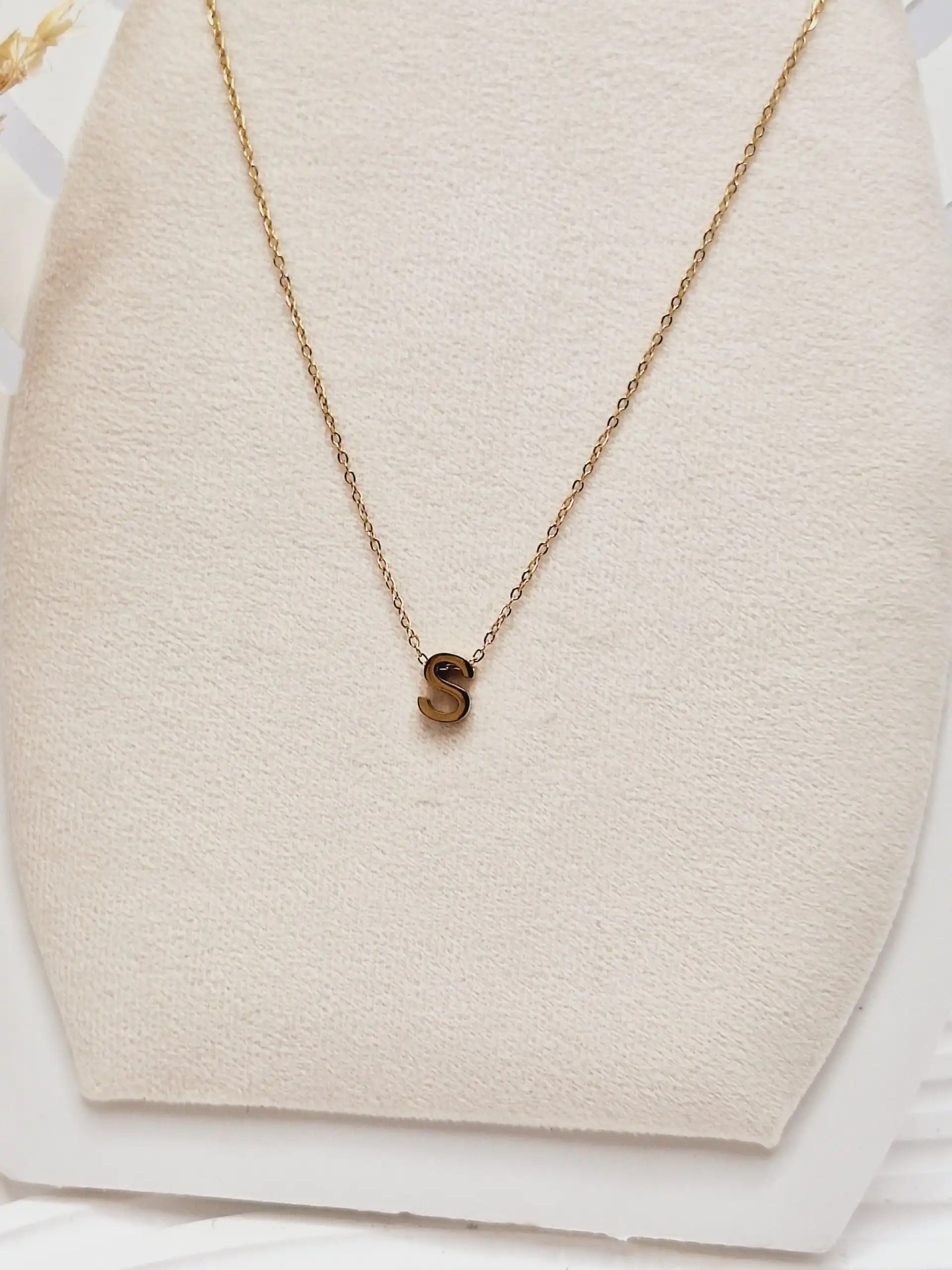 گردنبند حروف S بزرگ رنگ طلایی