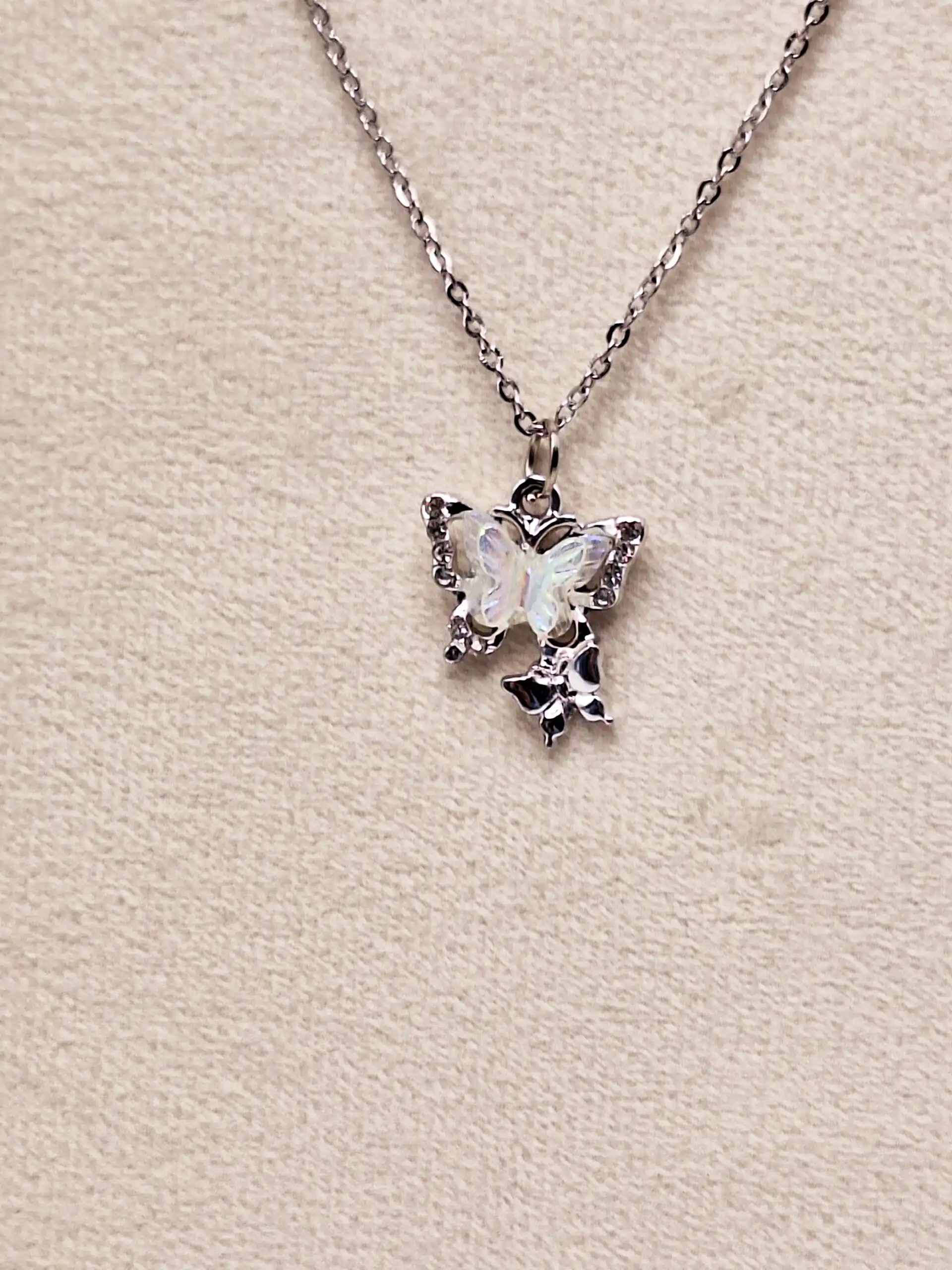 گردنبند پینترستی پروانه آویز دار شاین سفید