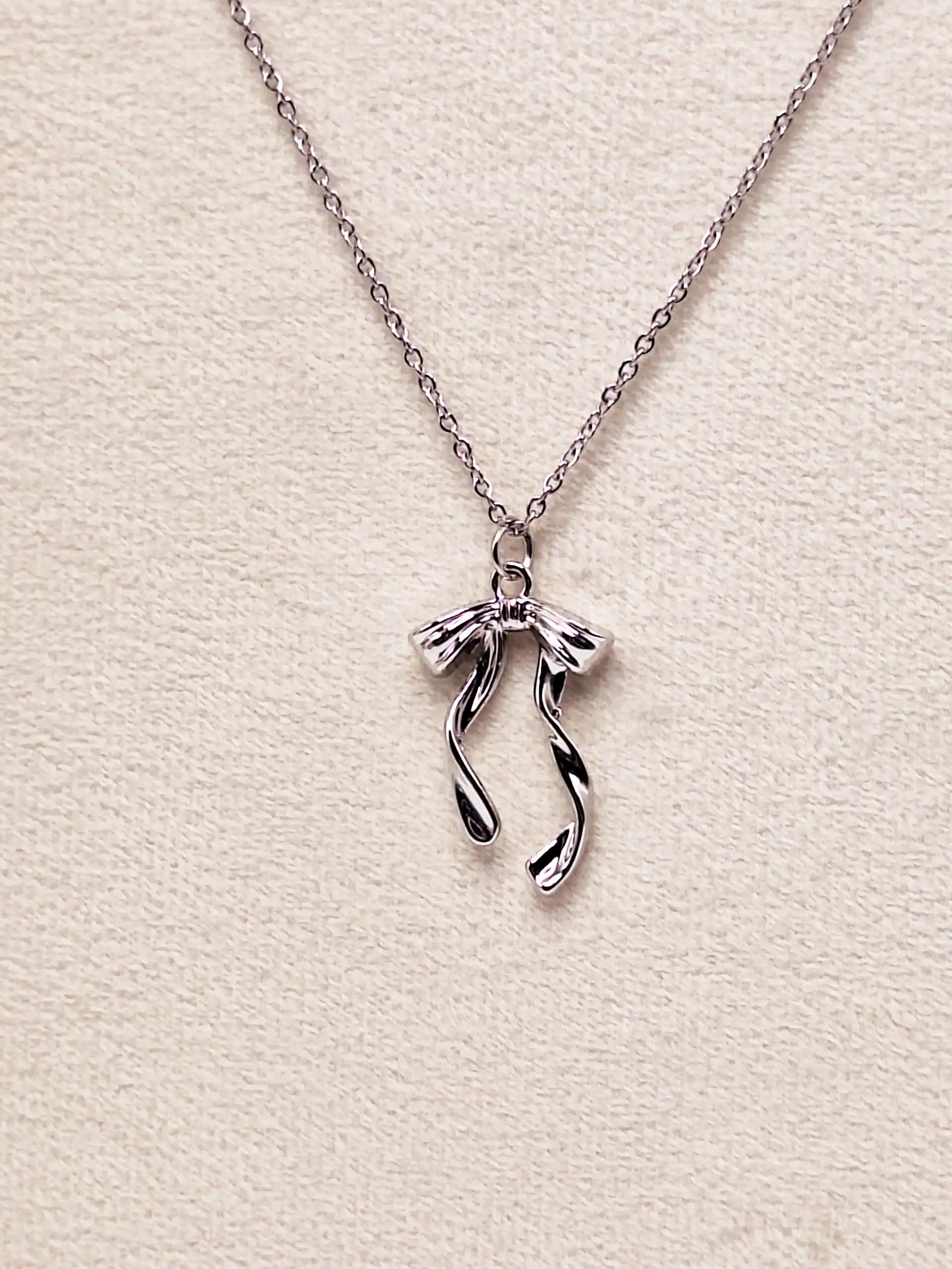 گردنبند پینترستی طرح پاپیون مینیمال نقره ای