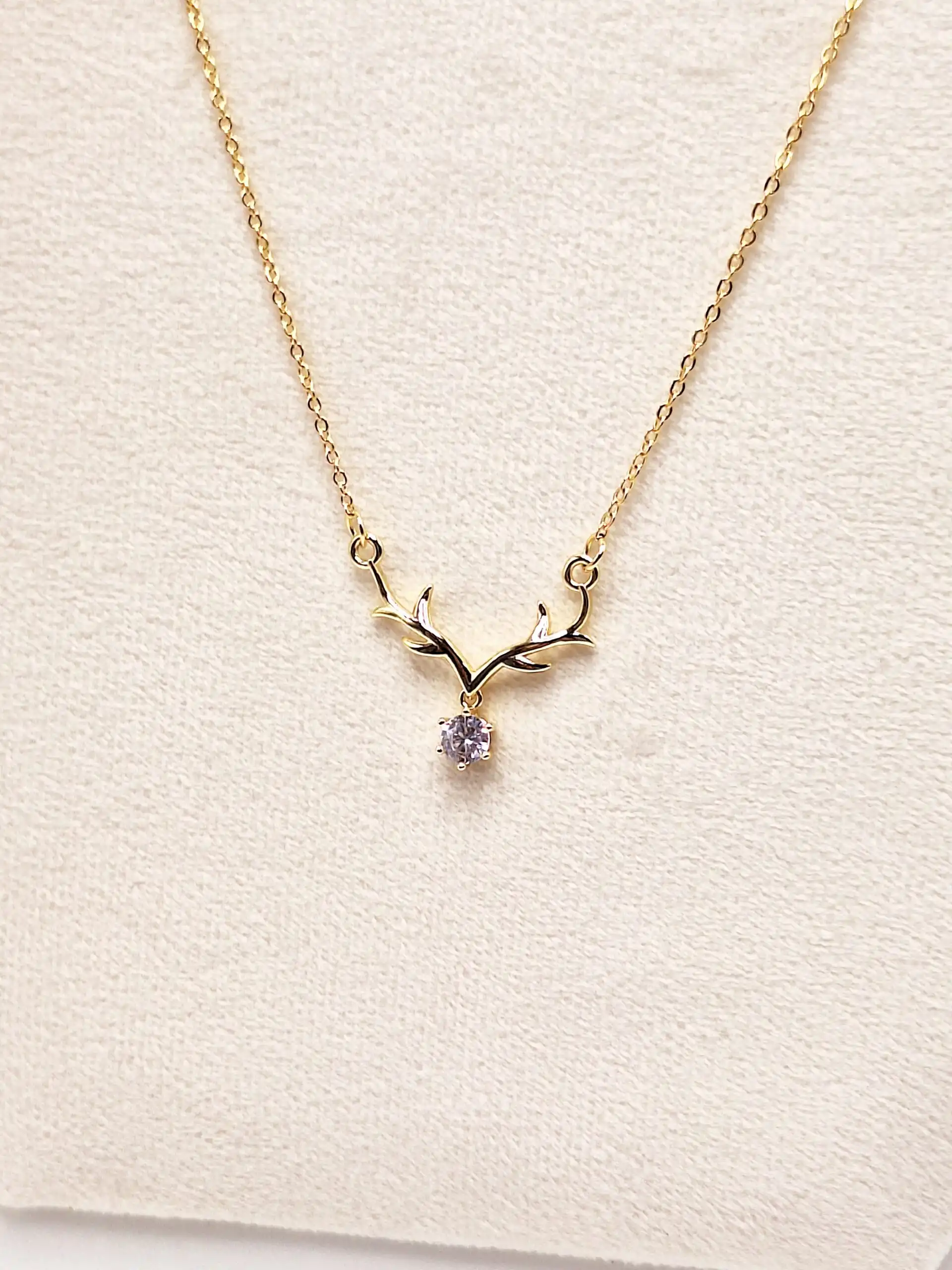 گردنبند طرح شاخ گوزن نگین دار طلایی