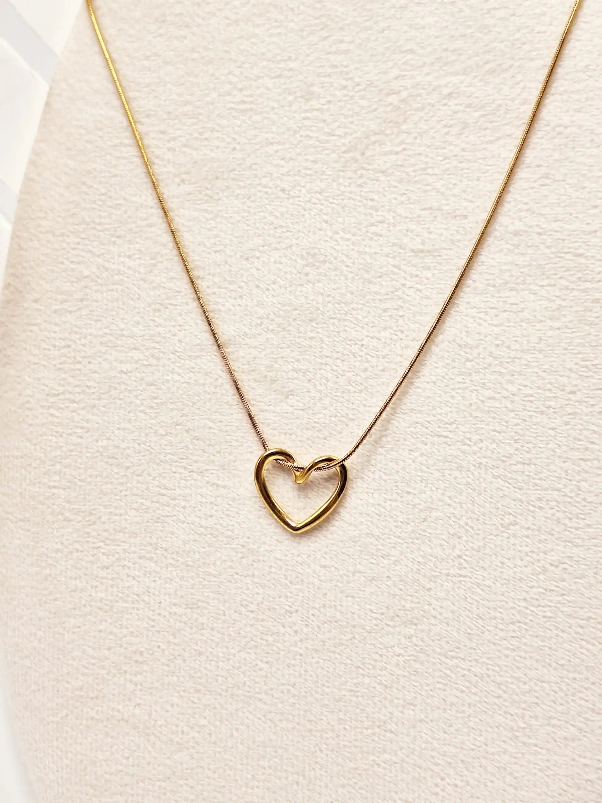 گردنبند ترند طرح قلب زنجیر ماری طلایی