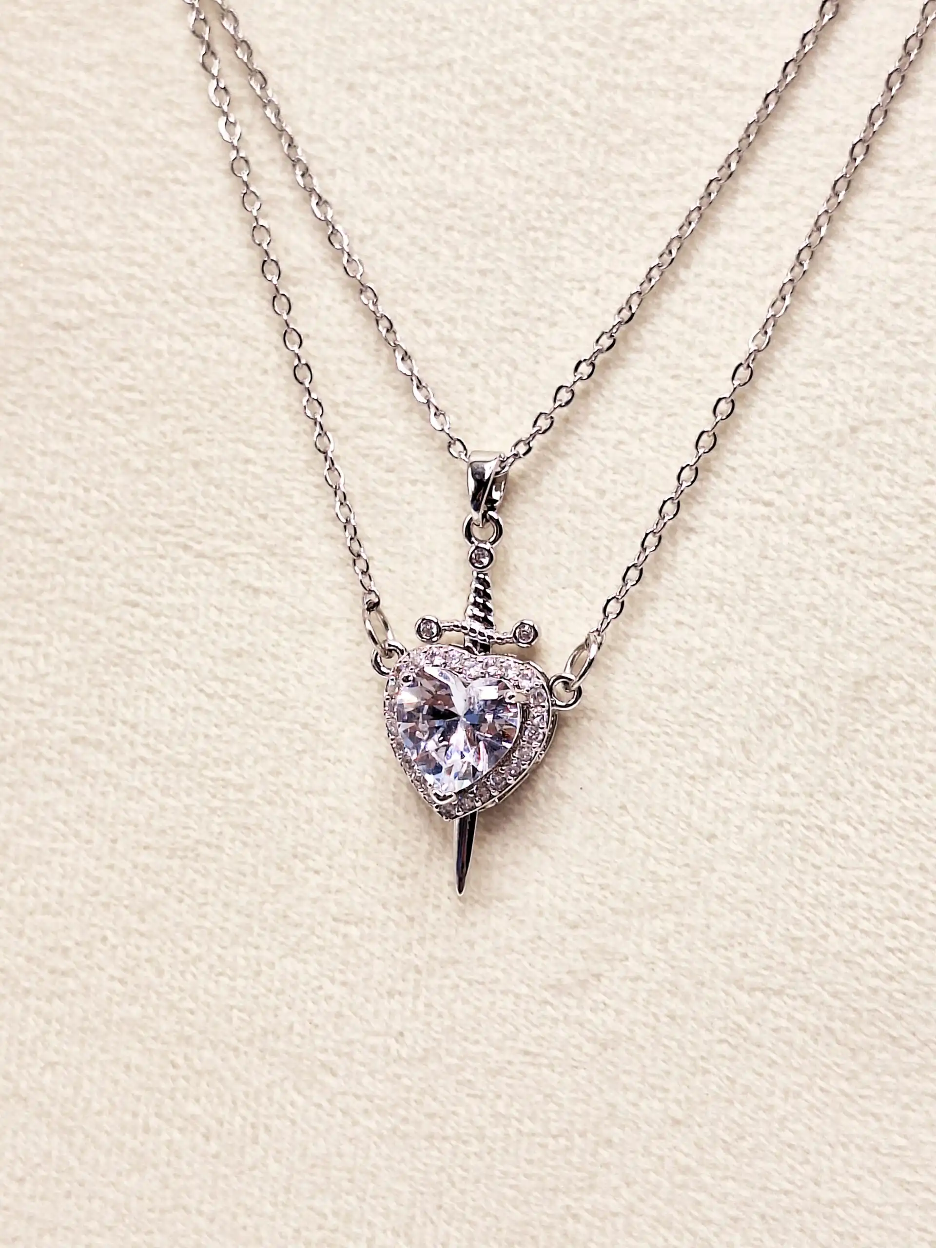 گردنبند پینترستی طرح قلب و شمشیر (رنگ سفید )