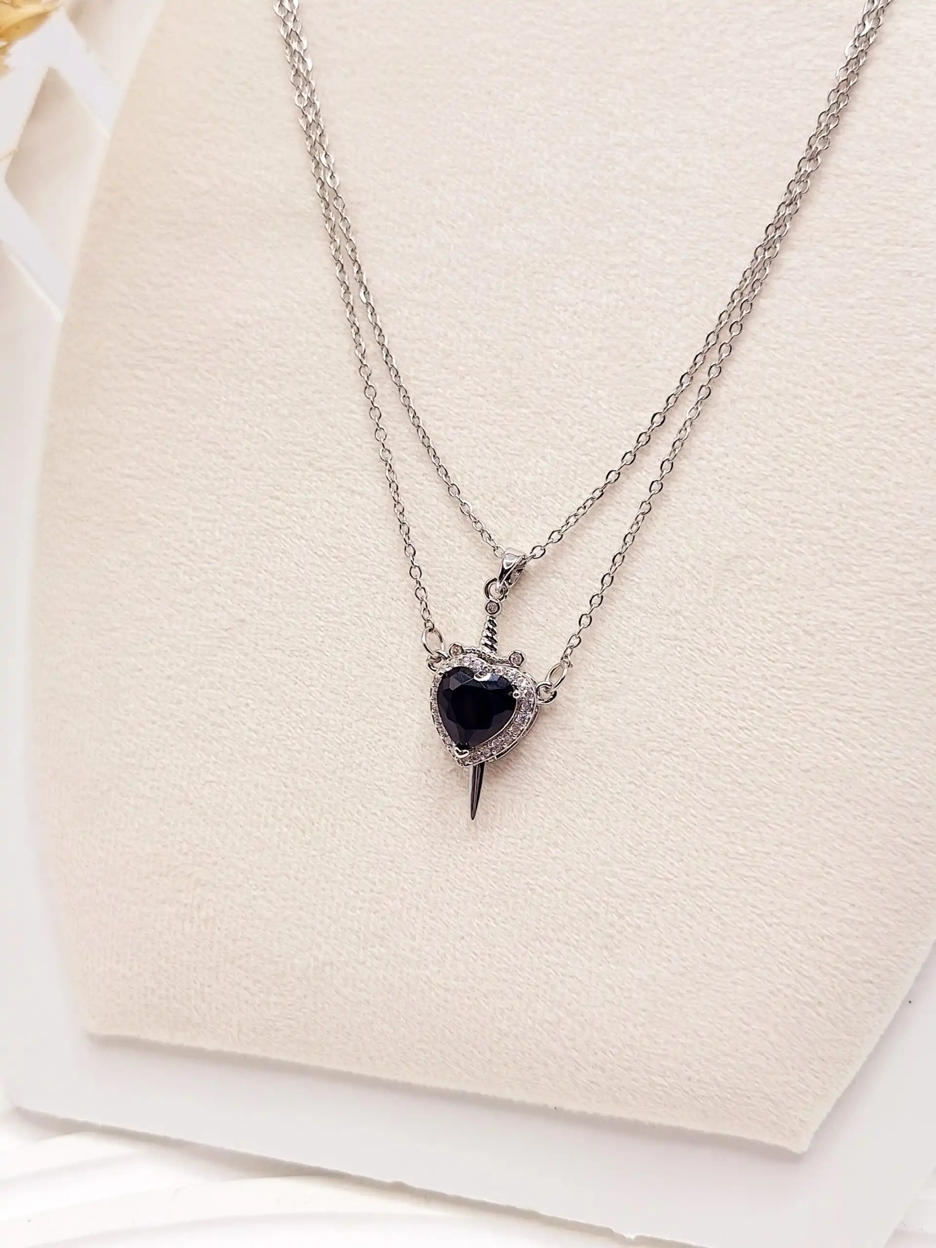 گردنبند پینترستی طرح قلب و شمشیر (رنگ مشکی )