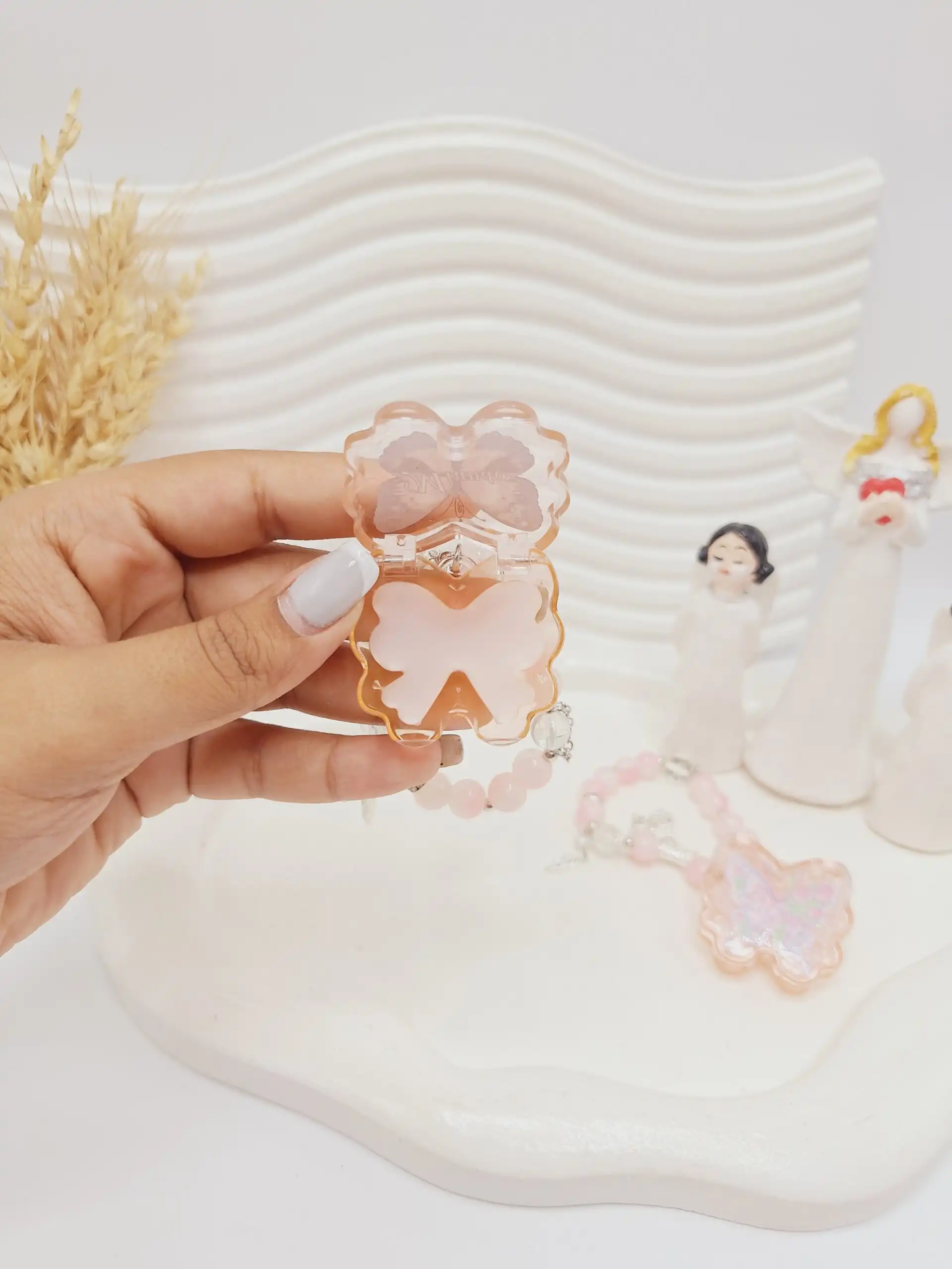 عطر جامد مدل پروانه همراه دستبند مرواریدی کد 100220