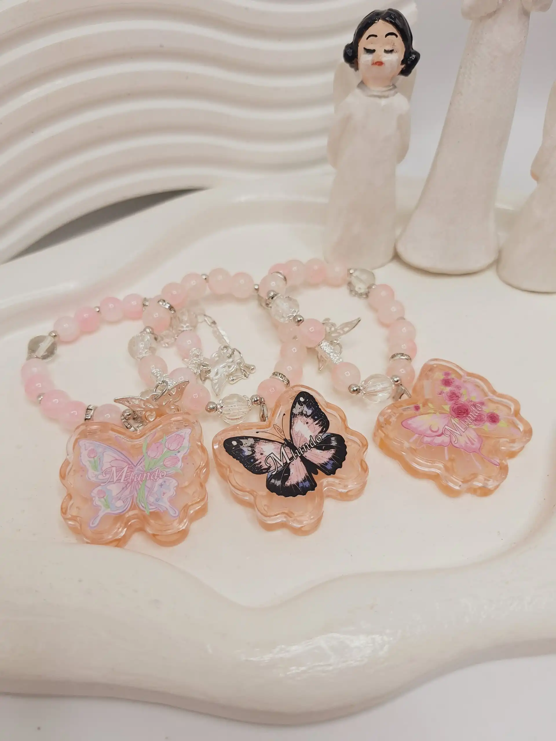 عطر جامد مدل پروانه همراه دستبند مرواریدی کد 100220