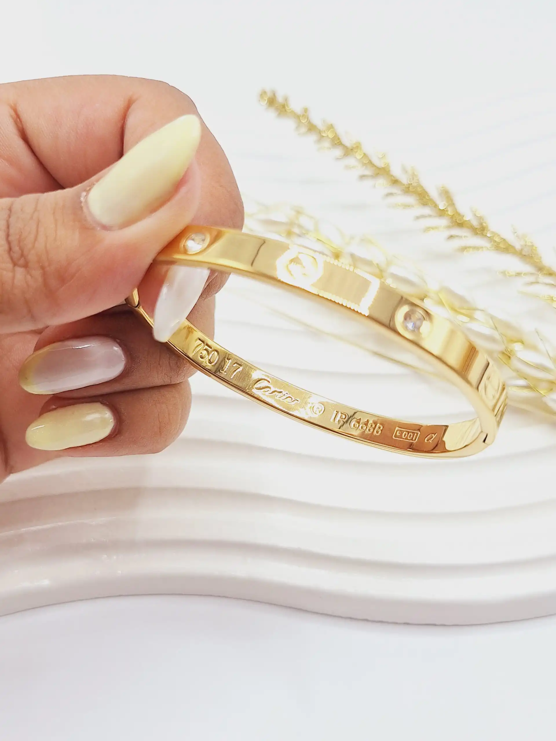 دستبند النگویی نگین دار طلایی