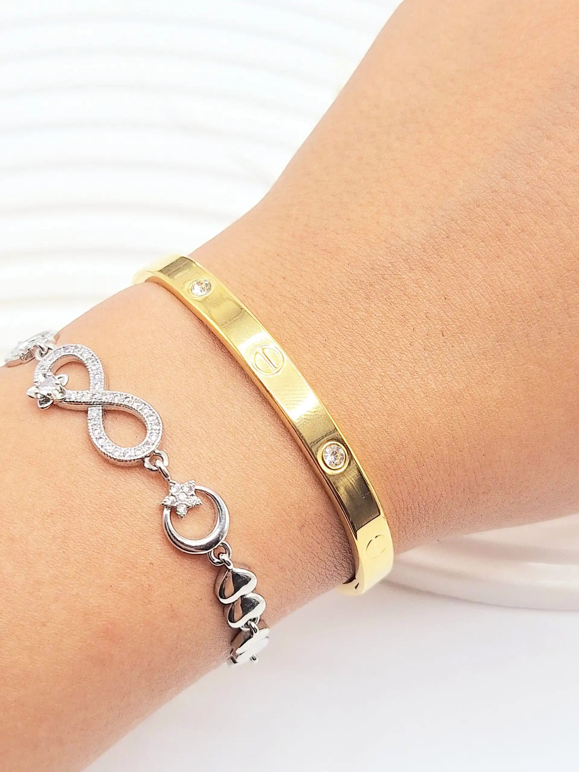 دستبند النگویی نگین دار طلایی