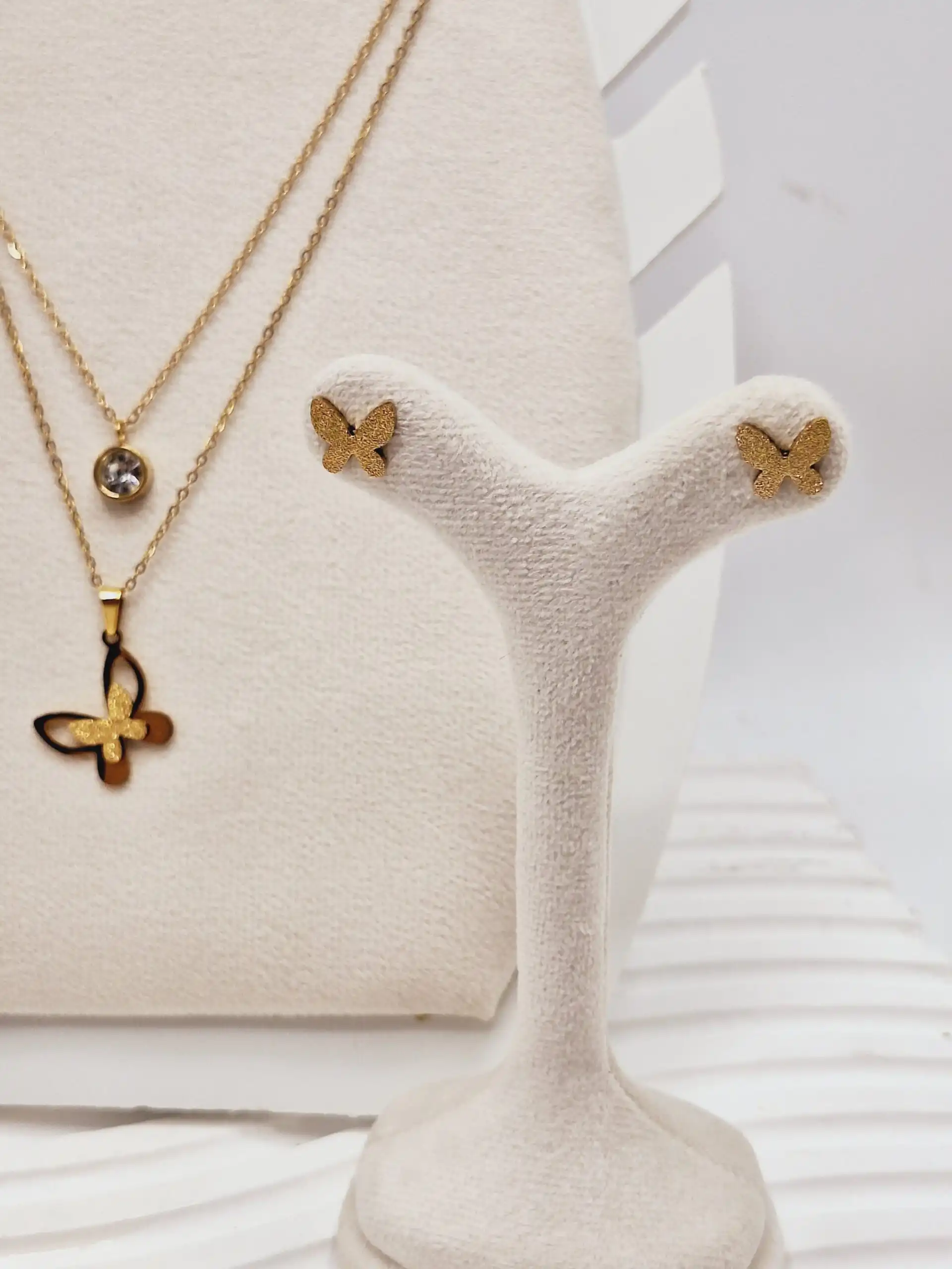 ست گوشواره و گردنبند دو لاین پروانه و آویز نگین دار رنگ طلایی استیل