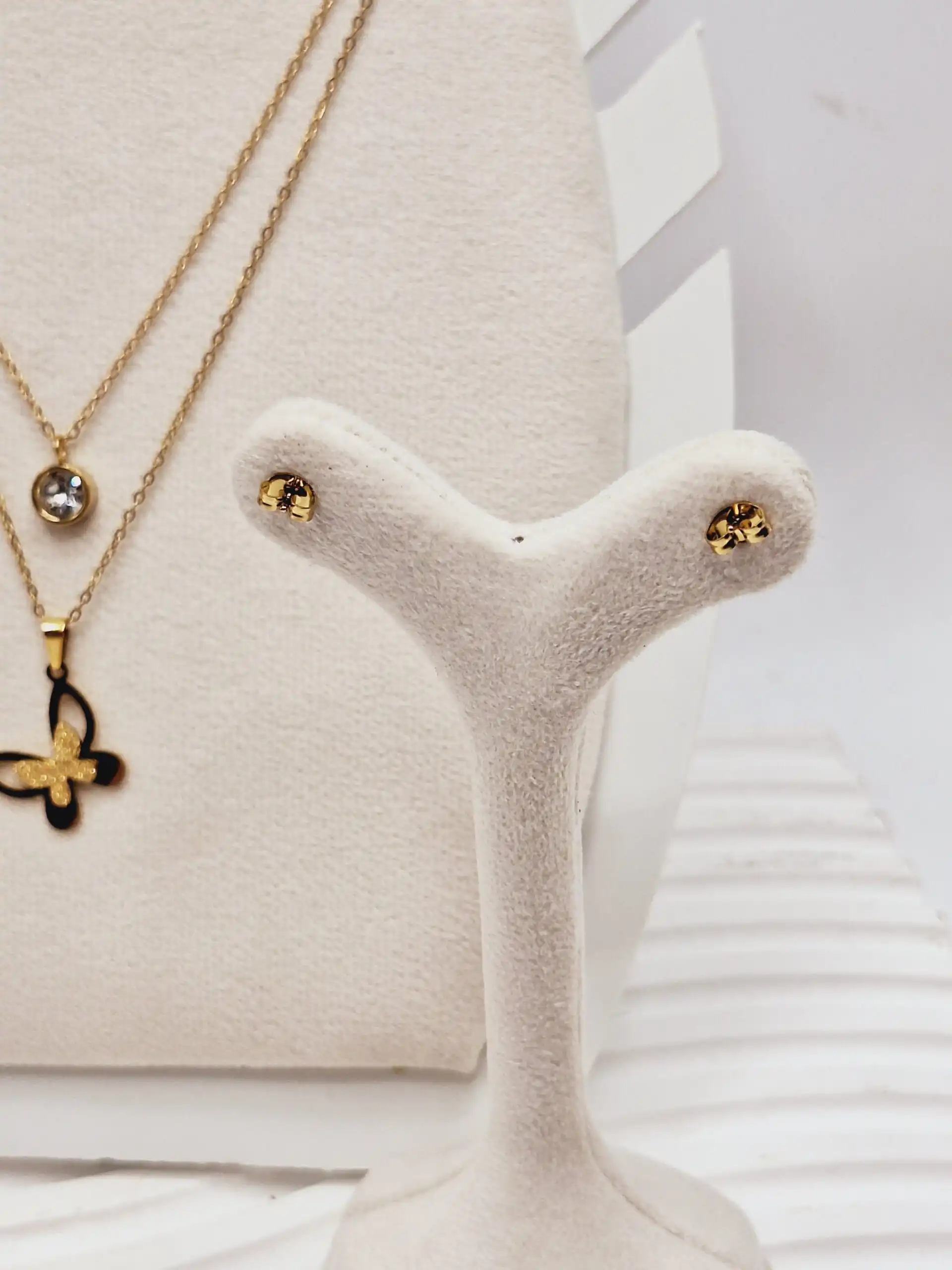 ست گوشواره و گردنبند دو لاین پروانه و آویز نگین دار رنگ طلایی استیل