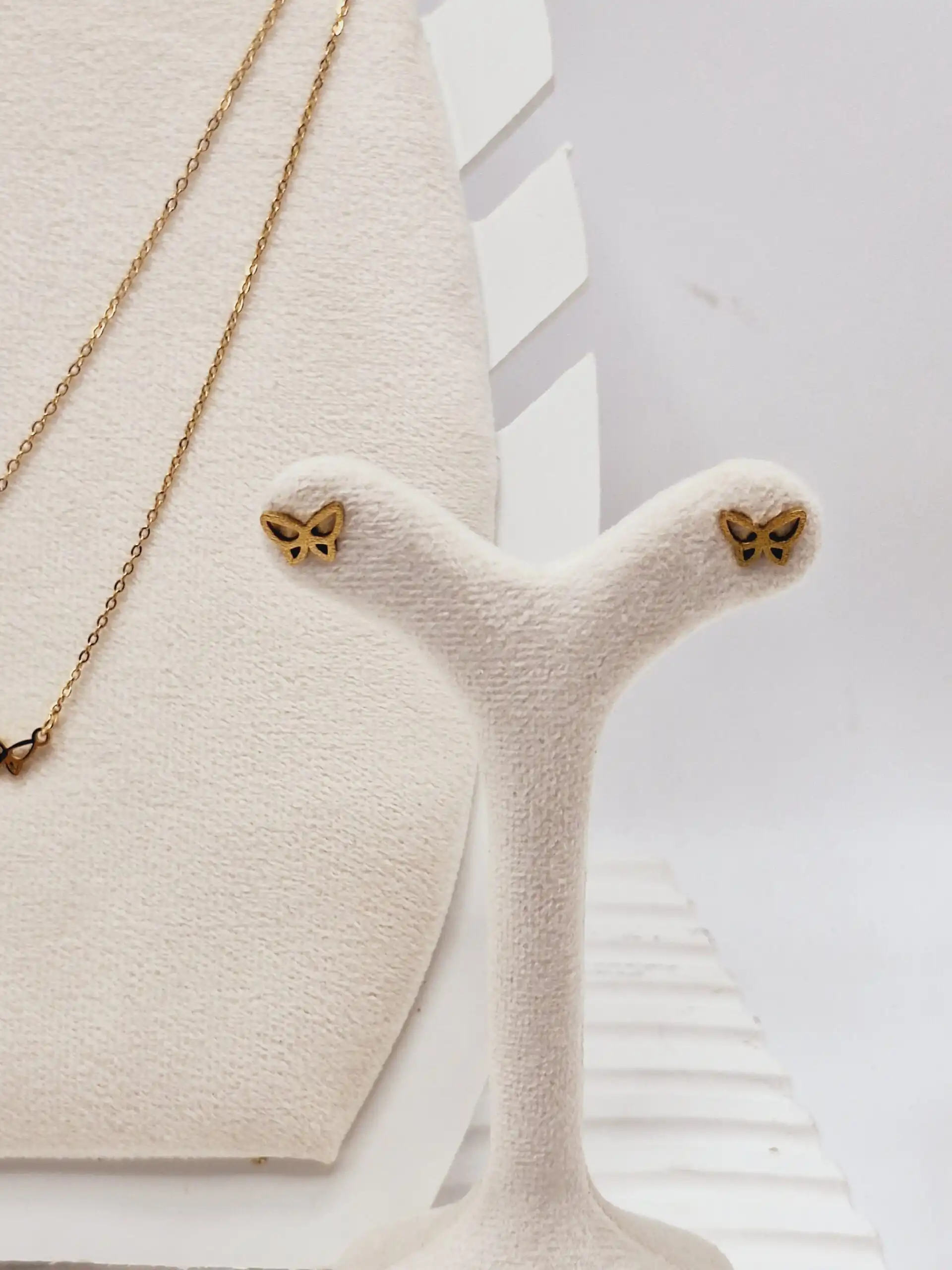 ست گوشواره و گردنبند دو لاین پروانه های ریز و آویز نگین دار رنگ طلایی استیل