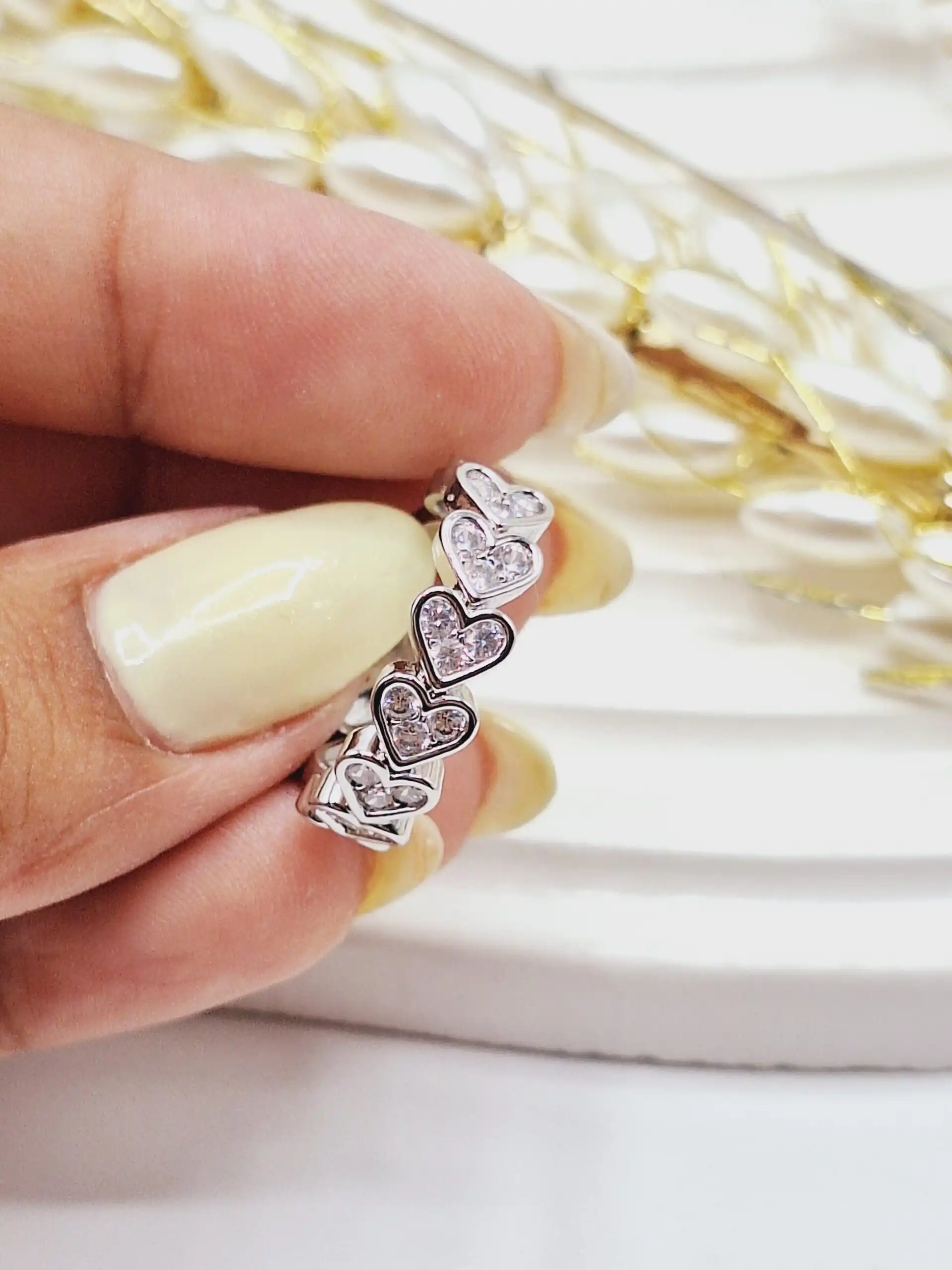 انگشتر پینترستی دور تا دور قلب نگین دار زیبا