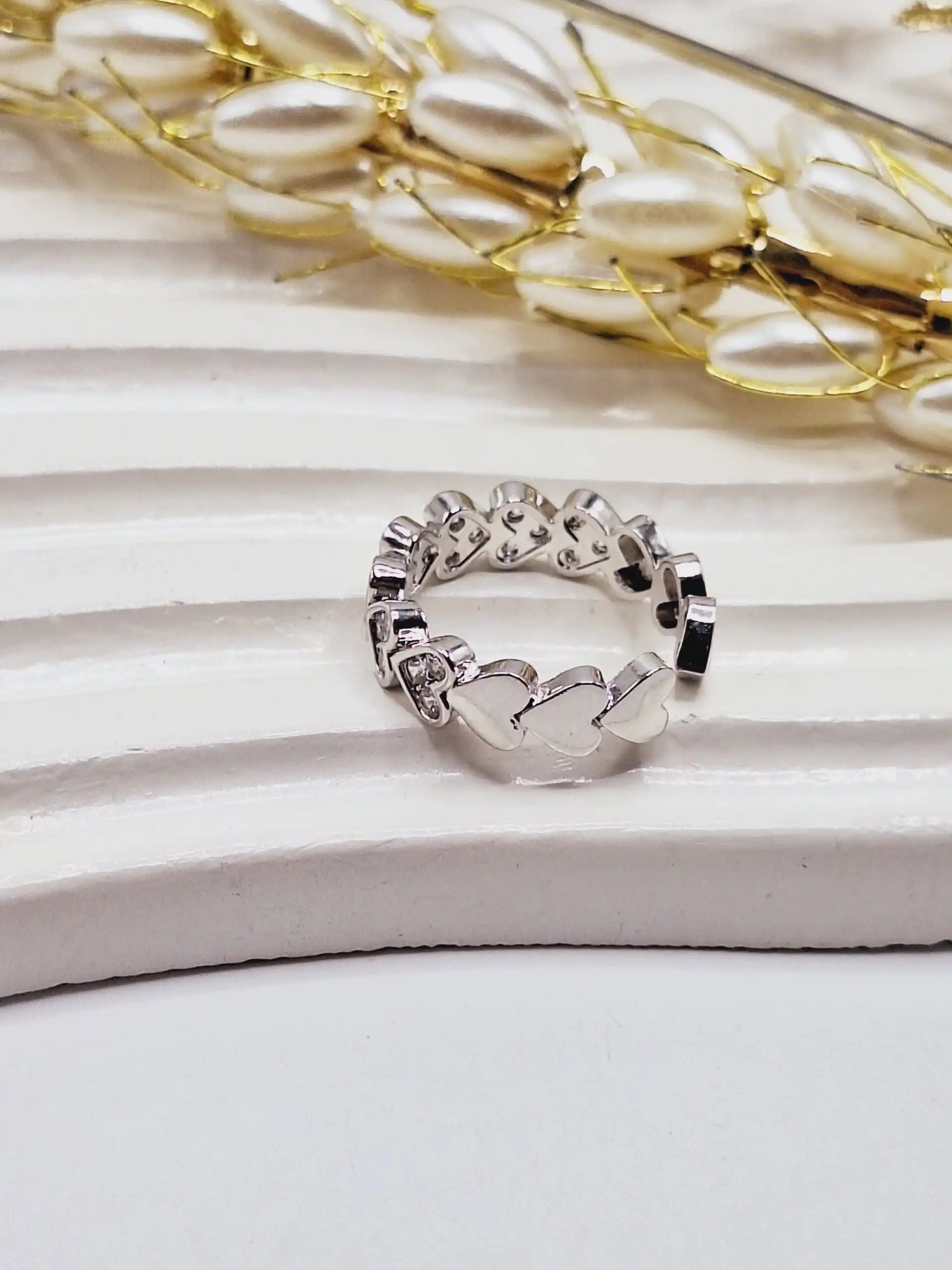 انگشتر پینترستی دور تا دور قلب نگین دار زیبا