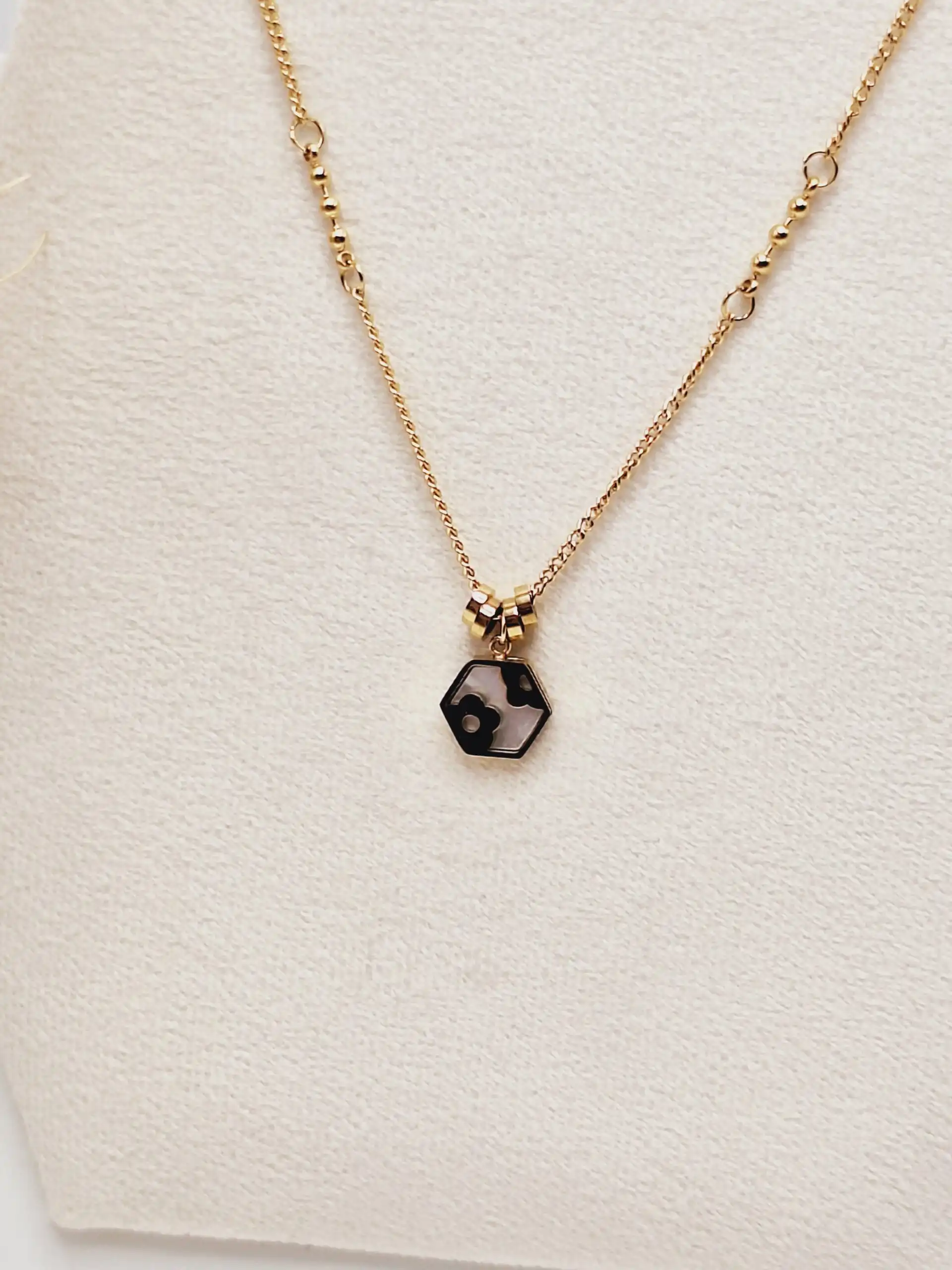 گردنبند زنجیری طرح چند ضلعی گل طلایی