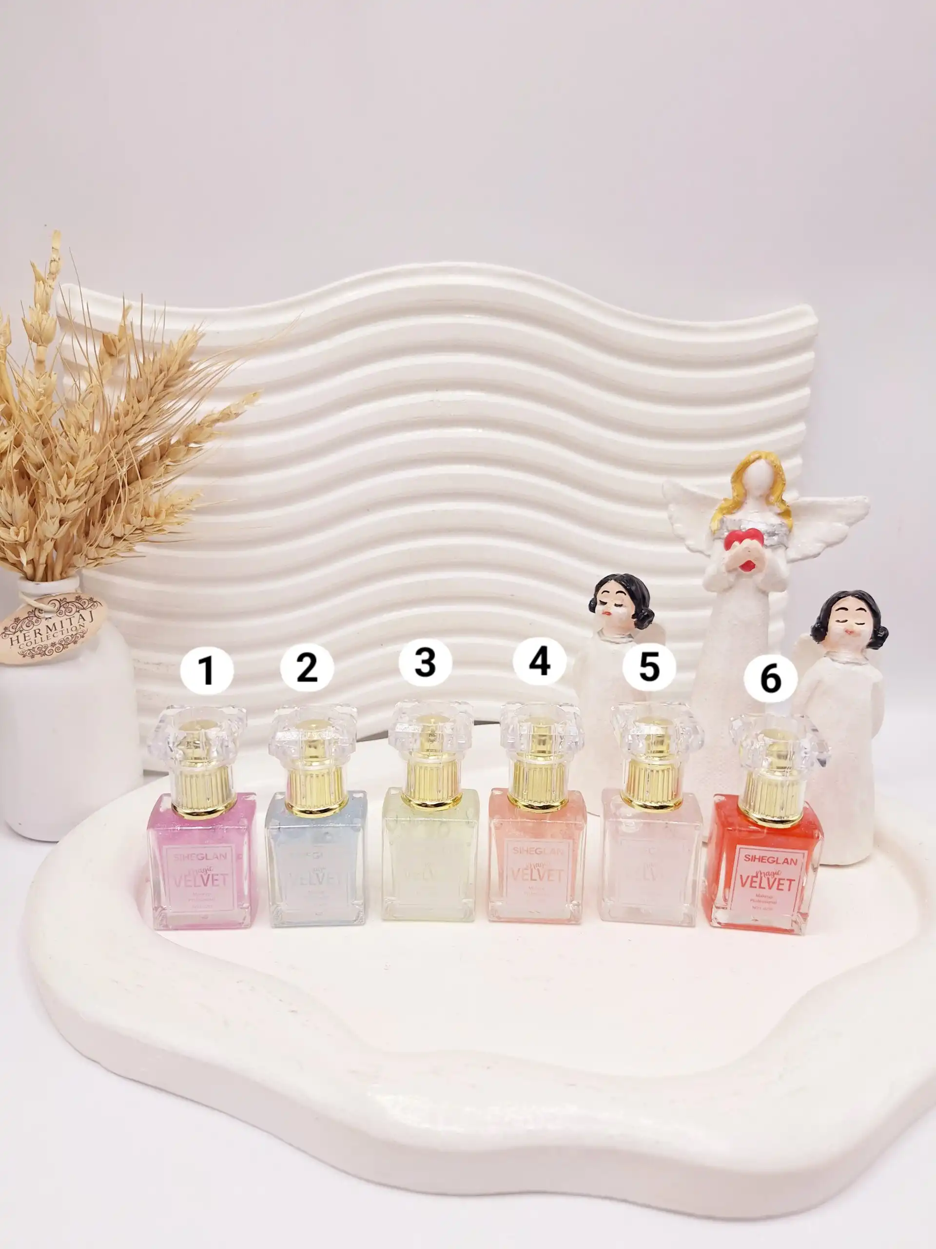 لیپ گلاس شاین دار جذاب ادکلنی برند SIHEGLAN کد L_0218