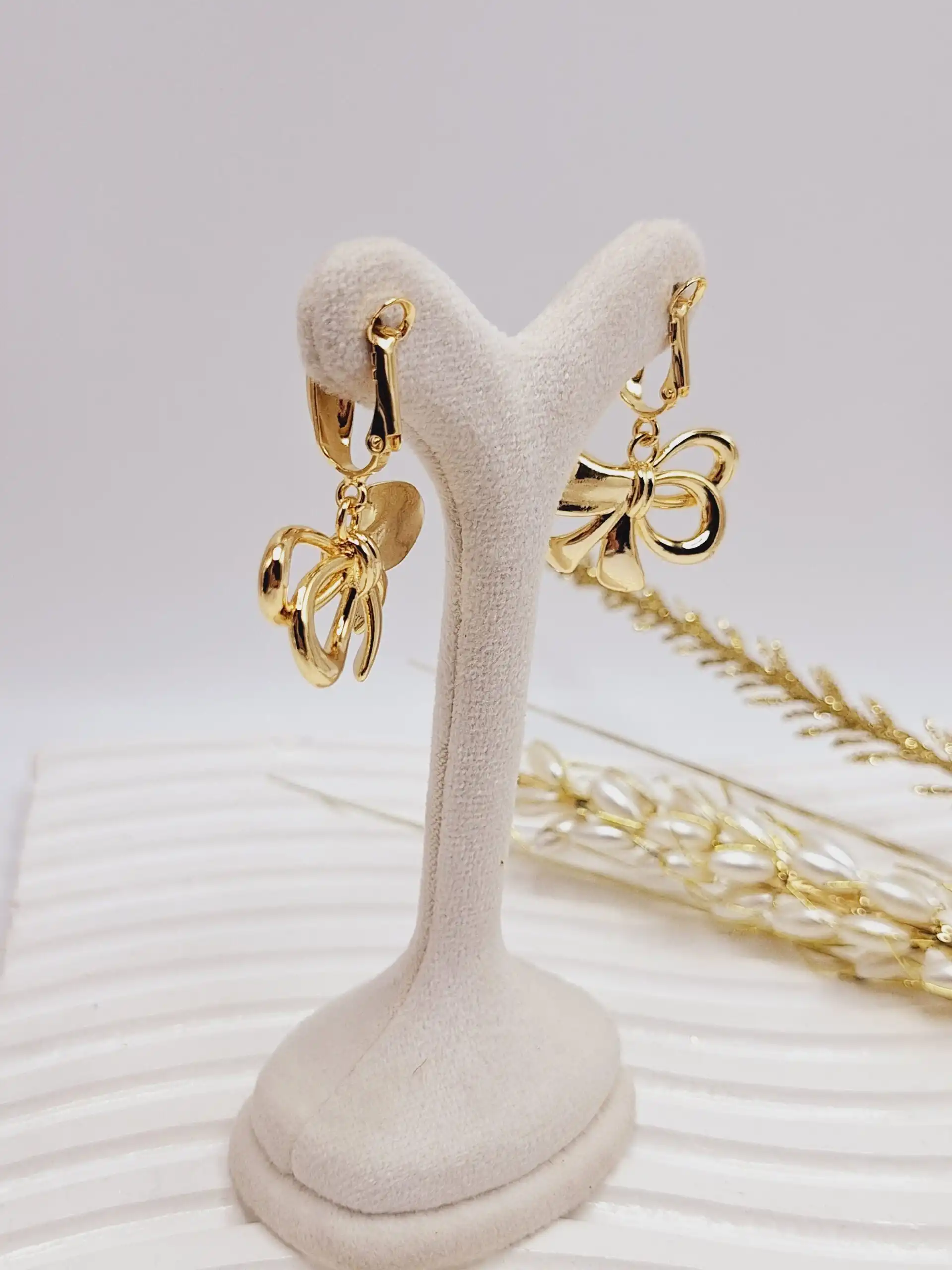 گوشواره قفلی طرح پاپیون طلایی