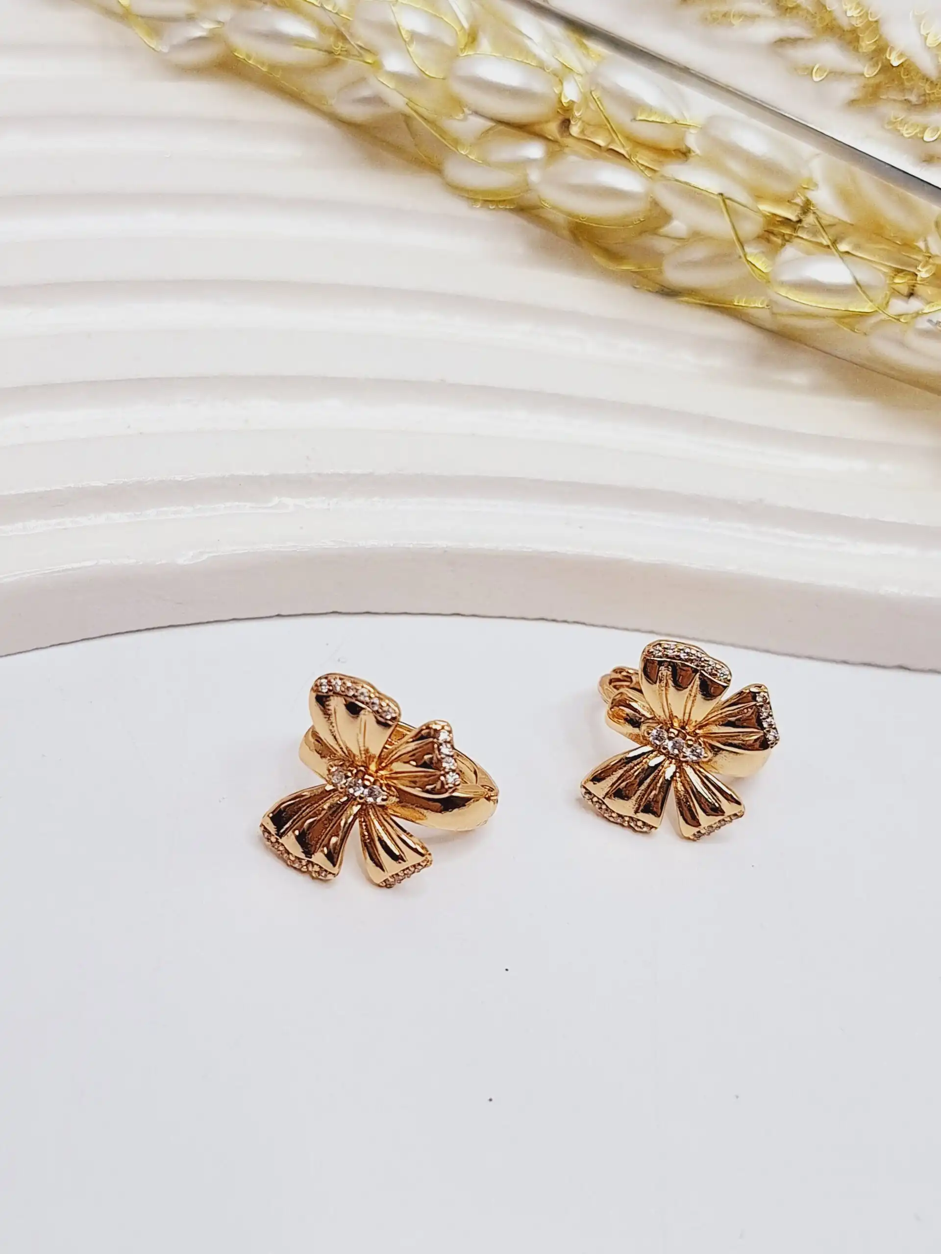 گوشواره قفلی طرح پاپیون نگین دار طلایی ژوپینگ