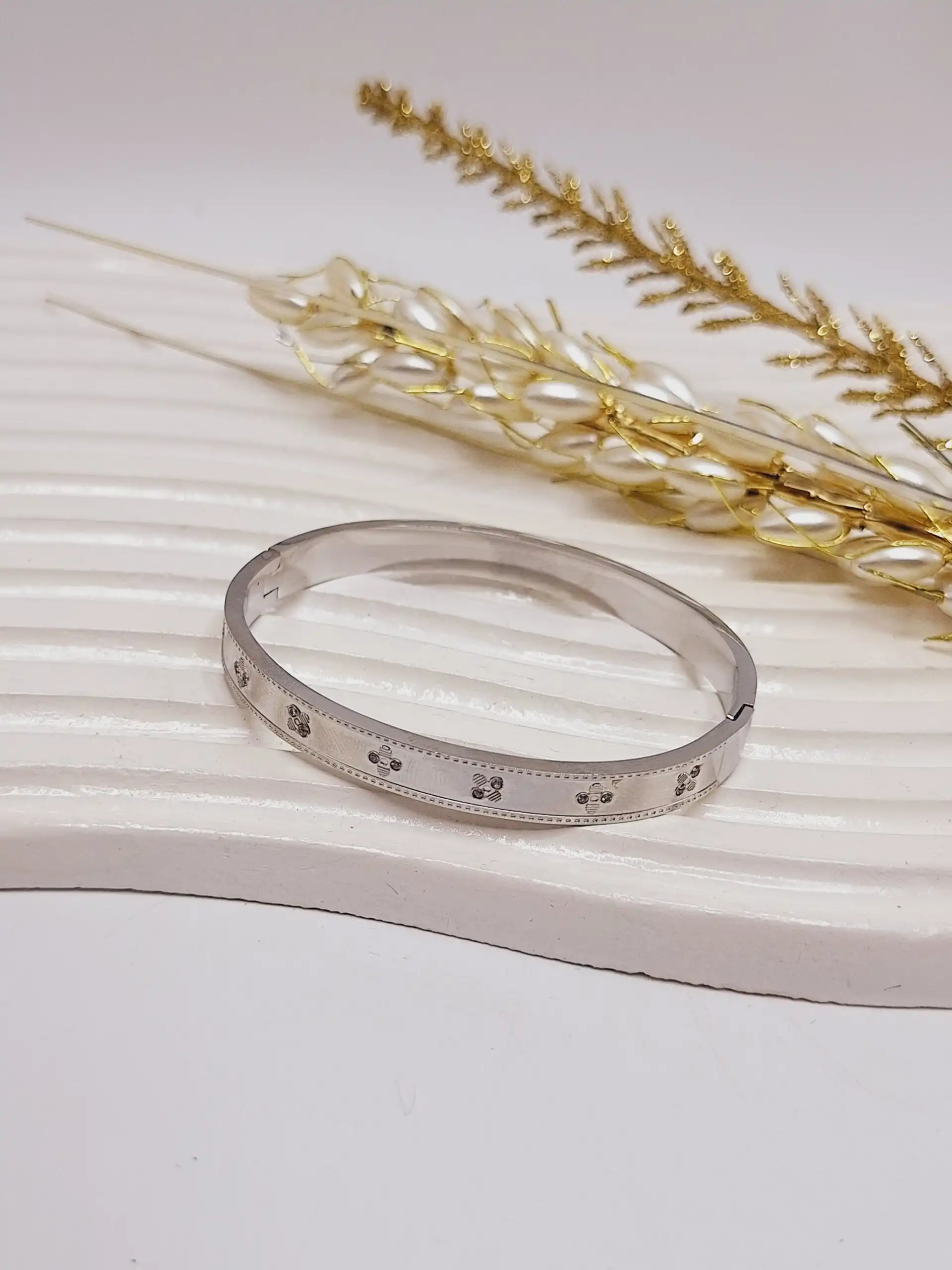 دستبند بنگال نقره ای نگین دار طرح گل استیل